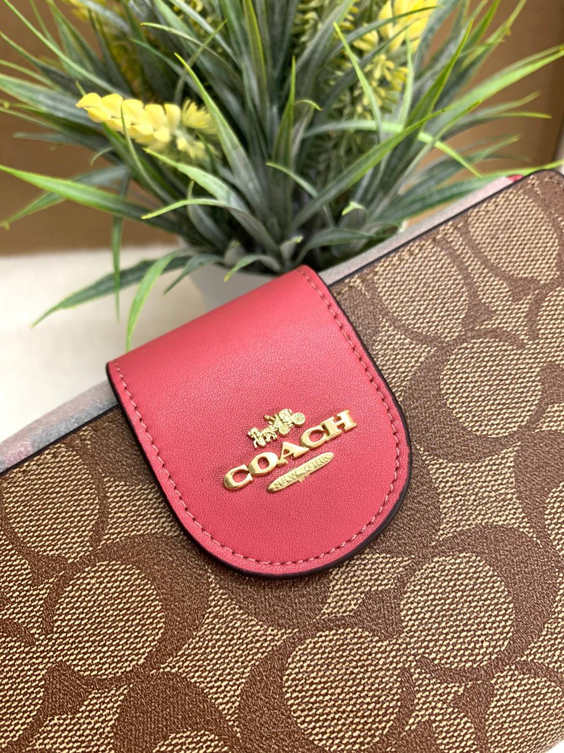 พร้อมส่งครบ 5 สี กระเป๋าสตางค์ที่สาวๆต้องมีติดตัวค่าา😘 COACH TECH WALLET IN COLORBLOCK SIGNATURE ((C2874)) ✔️กระเป๋าเงินใบยาว หนังแท้ พร้อมสายคล้องมือในตัวค่ะ ✔️เปิดปิดด้านหน้าแบบฝากระดุม ภายในมีช่องใส่ธนบัตร2ช่อง ;สามารถใส่มือถือ ip