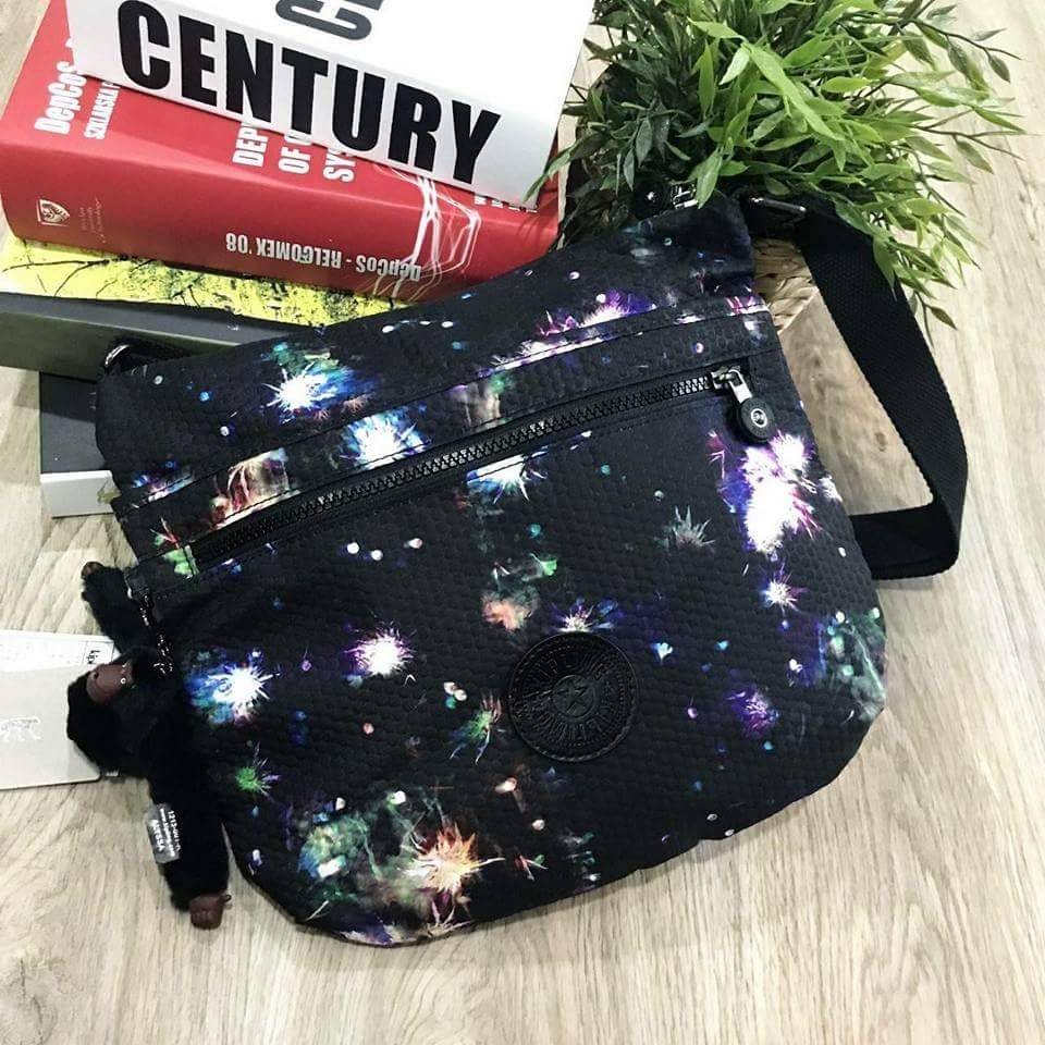 KIPLING ART O SHOULDER BAG กระเป๋าสะพาย วัสดุ Nylon+Polyester 100% เปิดปิดด้วยซิป หัวซิปเเบรนด์ ภายในมีช่องซิป ช่องใส่มือถือ และสายคล้องพวงกุญแจ ด้านหน้า มี 2 ช่องซิป ด้านหลังมี 1 ช่องซิป สายสะพายยาว เลื่อนปรับได้ จะสะพายไหล่หรือ Crossbody ก็ดูดี มีพวงกุญ