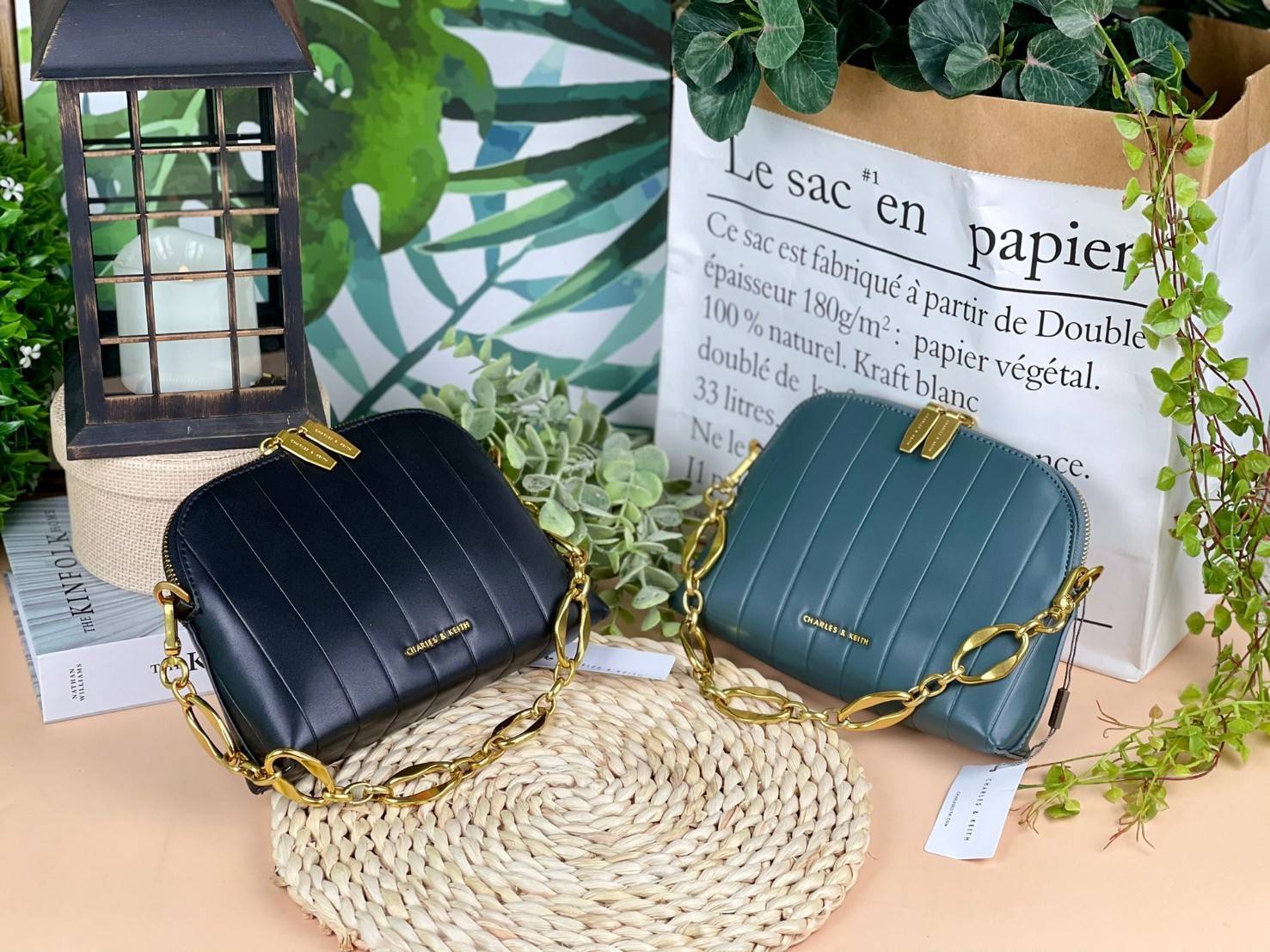 CHARLES & KEITH CHAIN HANDLE PANELLED CROSSBODY BAG กระเป๋าถือ/สะพายข้างทรงสวย วัสดุหนังเรียบแต่งดีไซน์ให้แปลกใหม่โดดเด่น โดยการปั๊มตัวกระเป๋า มีสายโซ่เพิ่มความสง่างามสามารถถือคล้องแขนหรือสะพายไหล่เก๋ๆได้ และยังมีสายสะพายยาวแบบหนังถอดและปรับสายได้อีก 1 เส