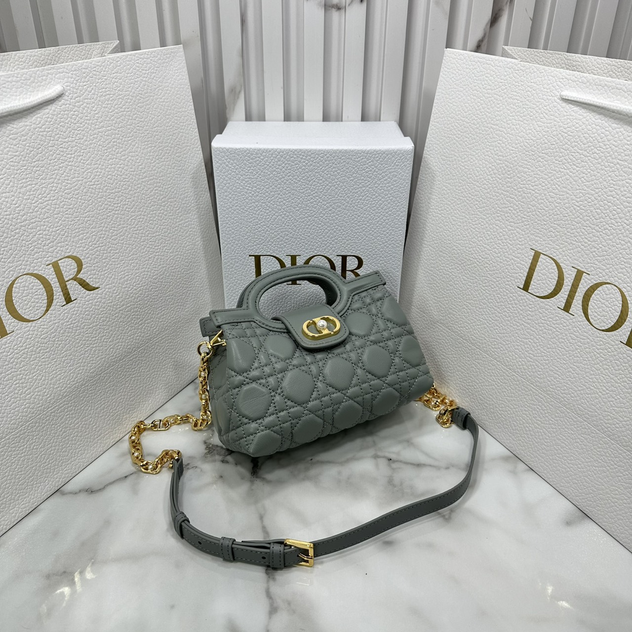 ORI หนังแท้ | Dior Jolie Top Handle Mini Bag กระเป๋าสะพายโจลี่ไซส์มินิหูจับในตัว ดีไซน์หรูหรา โดดเด่นด้วยฝาพับโลหะสีทอง ประดับมุกเรซินสีขาว มาพร้อมสายโซ่มีหนังรองบ่า สะพายไหล่หรือสะพายข้างได้ ทั้งกลางวันและกลางคืน