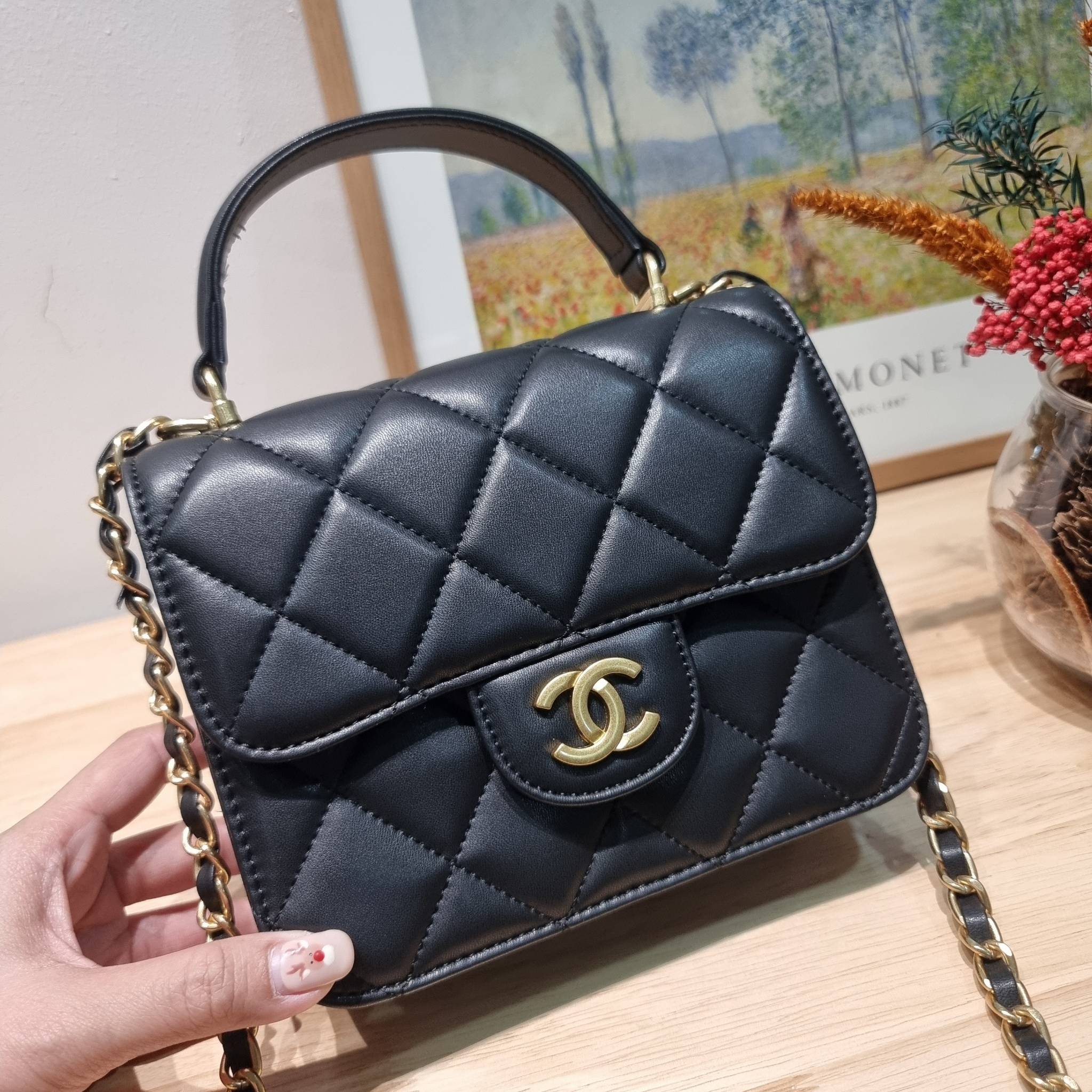 CHANEL flap bag with chain กระเป๋าสะพายสุดหรู สวยดูแพง รูปทรงคลาสสิค ขนาดกำลังพอเหมาะ สายสะพายโซ่ในตัว น้ำหนักเบา และยังมีหูจับในตัว สะดวกต่อการพกพา ตัวกระเป๋าเปิดด้วยกระดุมแม่เหล็ก วัสดุหนังอย่างดี ผิวสัมผัสดี ภายในเป็นช่องโล่ง และยังมีช่องซิปให้ด้วย