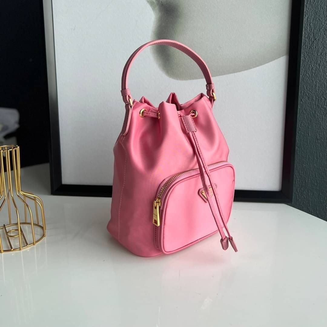 Prada Duet Re-Nylon Bucket shoulder bag / Prada Nylon bucket bag Pastel เกรดใช้สลับใบจริง ออริจินอล ใช้งานต่างประเทศได้ น้องสาวสุดสวยมาให้จับจองอีกหนึ่ง สีพาสเทลน่ารักละมุนมากๆ ค่ะ กระเป๋าสะพายข้าง ทรงขนมจีบ ไซส์มินิ ขนาดน่ารักน่าใช้มาก วัสดุขอบหนังแท้ แล