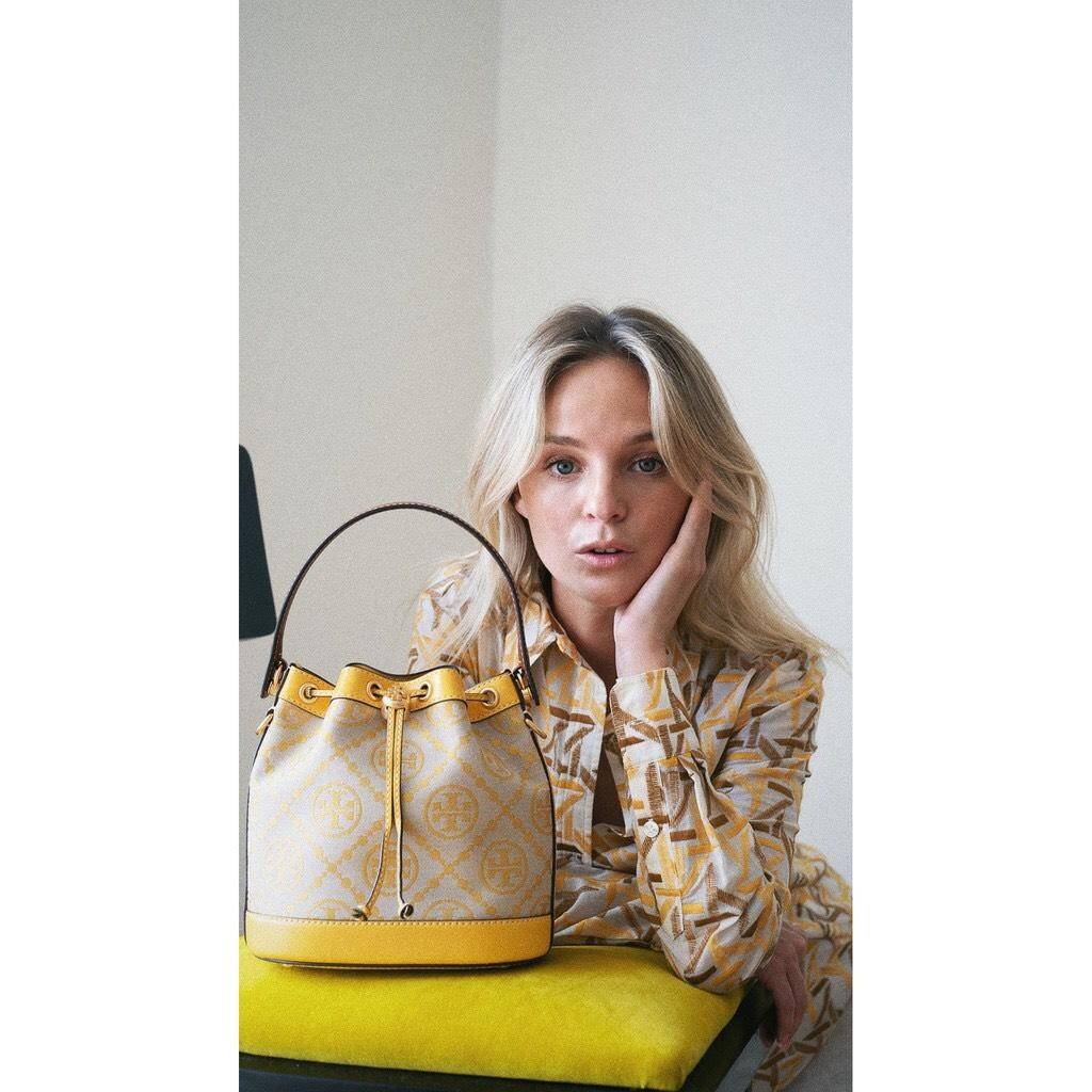 ของแท้ 💯% TORY BURCH Monogram Jacquard Bucket Bag กระเป๋าถือหรือสะพายไหล่ วัสดุผ้า Canvas โลโก้ Jacquard ทรงถัง ตั้งอยู่ทรง กระเป๋าปักลายแบรนด์ สวยหรู สายยาว Crossbody ได้ เปิด-ปิด โดยเชือกรูด เปิด-ปิดพร้อมสลับที่ประดับโลโก้ สวยหรู คุณนาย สุดๆ ไปเ