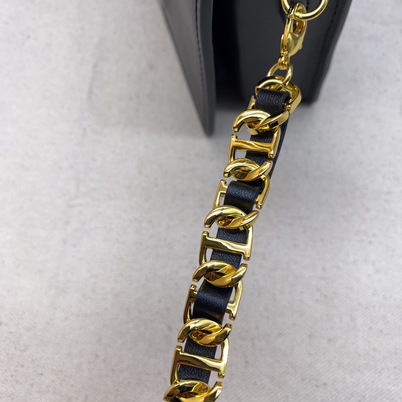 CD SIGNATURE MINI BAG Black Calfskin with Embossed / DIOR Clutch Bag พร้อมส่ง กระเป๋าสะพายทรงคลัท New for Winter 2023 คอลผู้ดี สวยหรู โดดเด่น ราคาสุดคุ้มพร้อมอุปกรณ์ครบ ไม่อยากให้พลาดน้า