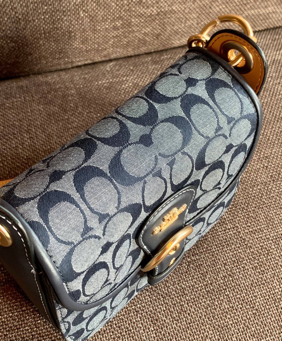 COACH KLEO IN SIGNATURE CHAMBRAY ((C8512)) / Kleo Shoulder Bag 23 In Signature Chambray 📣พร้อมส่งที่ไทย กับคอลเลคชั่นใหม่ล่าสุด ที่คุณต้องมี! สุดคุ้ม! กระเป๋าหิ้ว//ไคล้องไหล่//หรือสะพายข้างได้ วัสดุผ้า Chambray ทอลายแบรนด์ตัดขอบหนังแท้ได้สวยงามค่ะ