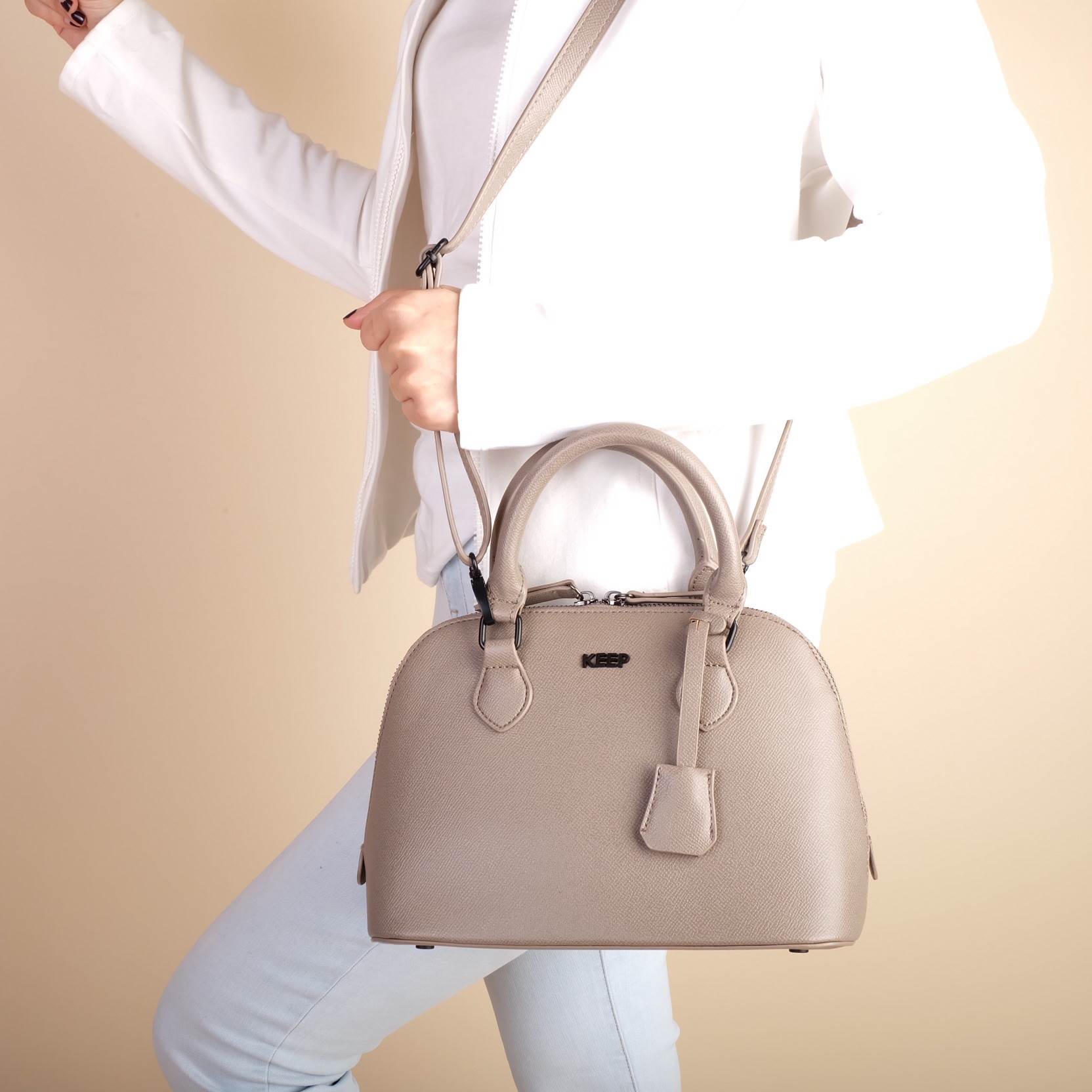 ซูมๆ ใกล้ๆ กันเลย กับ New collection KEEP ' Taylor ' ทำ size ใหม่ (9.5") อยากแนะนำมาก อยู่ระหว่าง มินิ กะ คลาสสิค ขนาด ดี๊-ดี ไม่เล็กไม่ใหญ่ไป แถม!! ดีไซน์รุ่นนี้ เป็นอะไหล่ดำ แต่งกะ look casual style ได้แมตช์ม๊ากกกก มี 3 สี Earth tone ให้เ