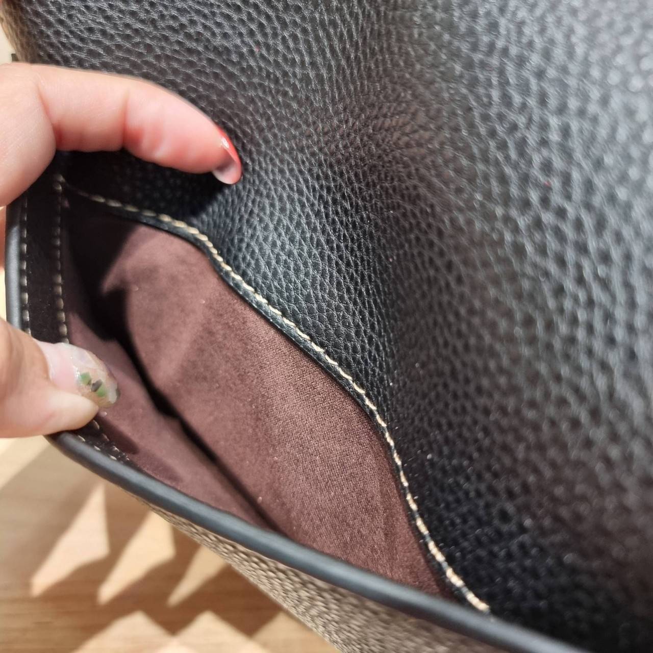 OACH LOGAN MESSENGER IN SIGNATURE CH483 CH252 กระเป๋าสะพาย รุ่นใหม่ สไตล์สปอร์ต ดีไซน์สวย ขนาดกำลังดีคล่องตัว สายสะพายเส้นใหญ่ทนทาน