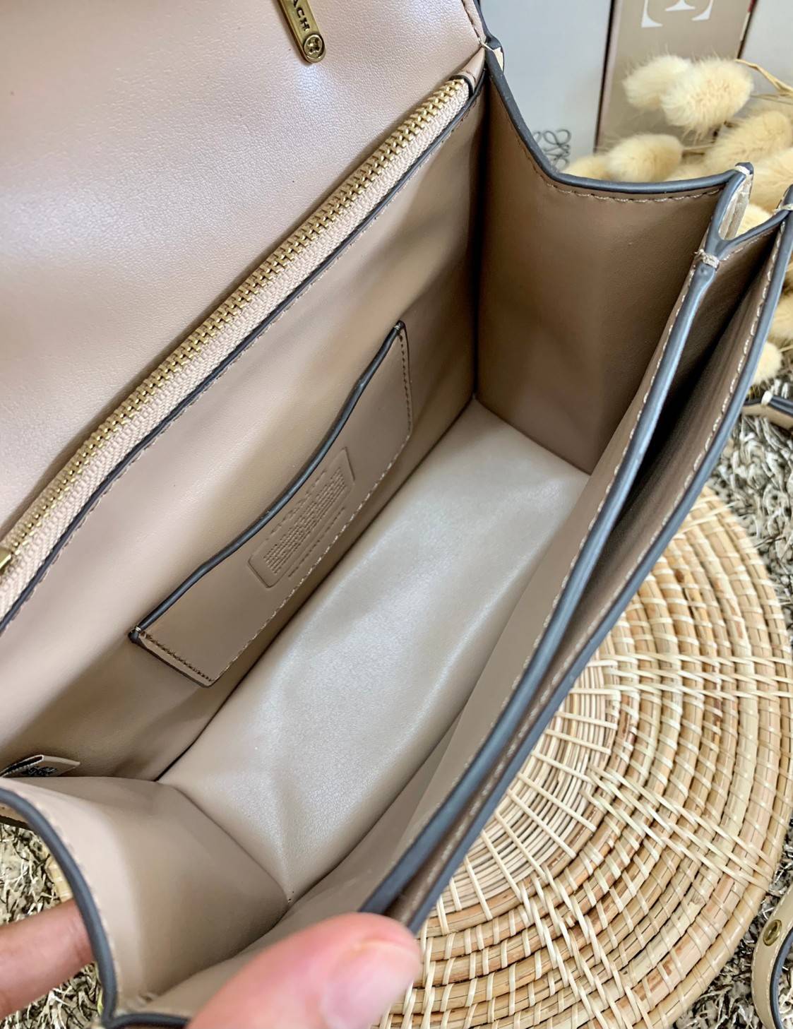 ใบจริงสวยหรูมากๆค่ะ💥 COACH ALIE TOP HANDLE IN SIGNATURE JACQUARD ((C4822)) พร้อมส่งที่ไทยค่ะ! กระเป๋าหิ้ว//สะพายข้าง วัสดุ Jacquard+หนังแท้ได้ลงตัวสวยงามมากๆค่ะ คลาสสิคสุดๆ เปิดปิดกระเป๋าแบบกดล็อค ช่องหลักกางออกได้กว้างสามารถใส่กระเป๋าเงินใบกลางได