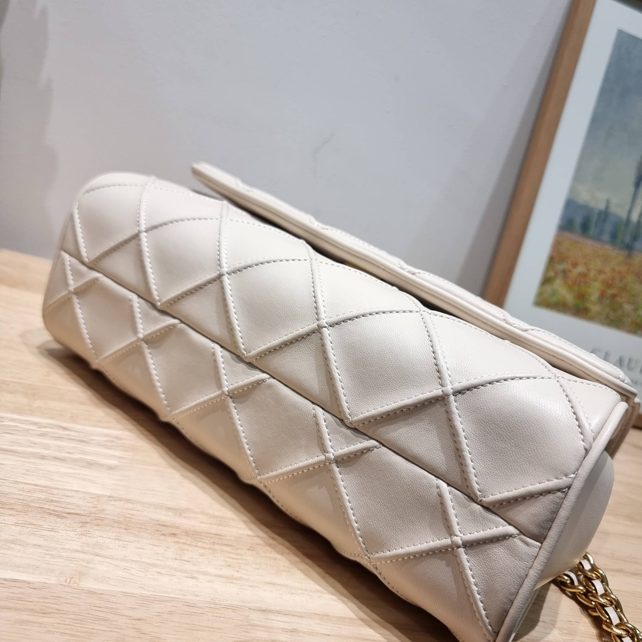 TORY BURCH FLEMING SOFT CONVERTIBLE SHOULDER BAG รุ่นหายาก กับดีไซน์ใหม่ล่าสุด มาพร้อมเสิร์ฟความสวยถึงบ้านไปเลย กับกระเป๋าสะพายไหล่ขนาดกำลังสวย หนังแท้นิ่มเต็มใบ สัมผัสสบายมือ