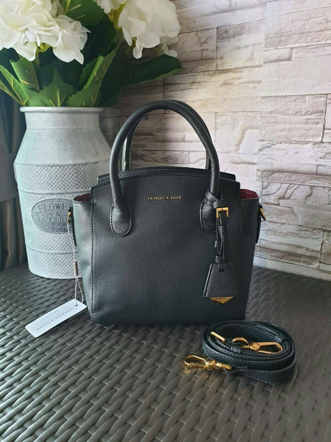 CHARLES & KEITH รุ่น CLASSIC DOUBLE TOP HANDLE BAG CK2-30270225-5 ราคาปกติช้อป (฿2,990.00) กระเป๋าถือ- สะพาย หนังสวยอยู่ทรง สไตล์คลาสสิค เรียบหรู ดูดี ทรงนี้ฮิตตลอดกาล เป็นรุ่นที่ขายดีสุดๆ ไม่มีตกเทรน ด้านหน้าติดโลโก้แบรนด์ อะไหล่ปั้มแบรนด์ มีหมุดรองฐานทั