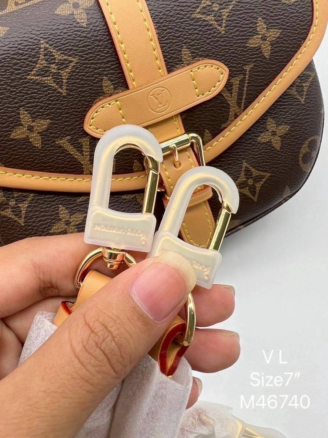 LV Saumur BB Monogram Canvas Bag กระเป๋าดีไซน์คลาสสิคแฝงดีเทลความหรู ร่วมสมัยคงเอกลักษณ์ดั้งเดิม รูปทรงอานม้าและหัวเข็มขัด