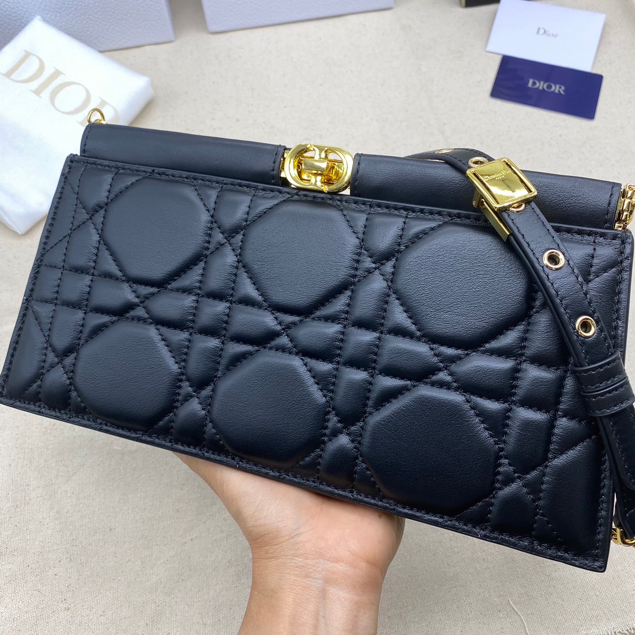 Dior Caro Colle Noire Clutch with Chain Cannage / DIOR Clutch / DIOR BAG พร้อมส่ง 4 สี กระเป๋าสะพายทรงคลัท ดีไซน์เรียบหรู ดูแพง รุ่นนี้คือ ถือแล้วผู้ดีมากค่ะ