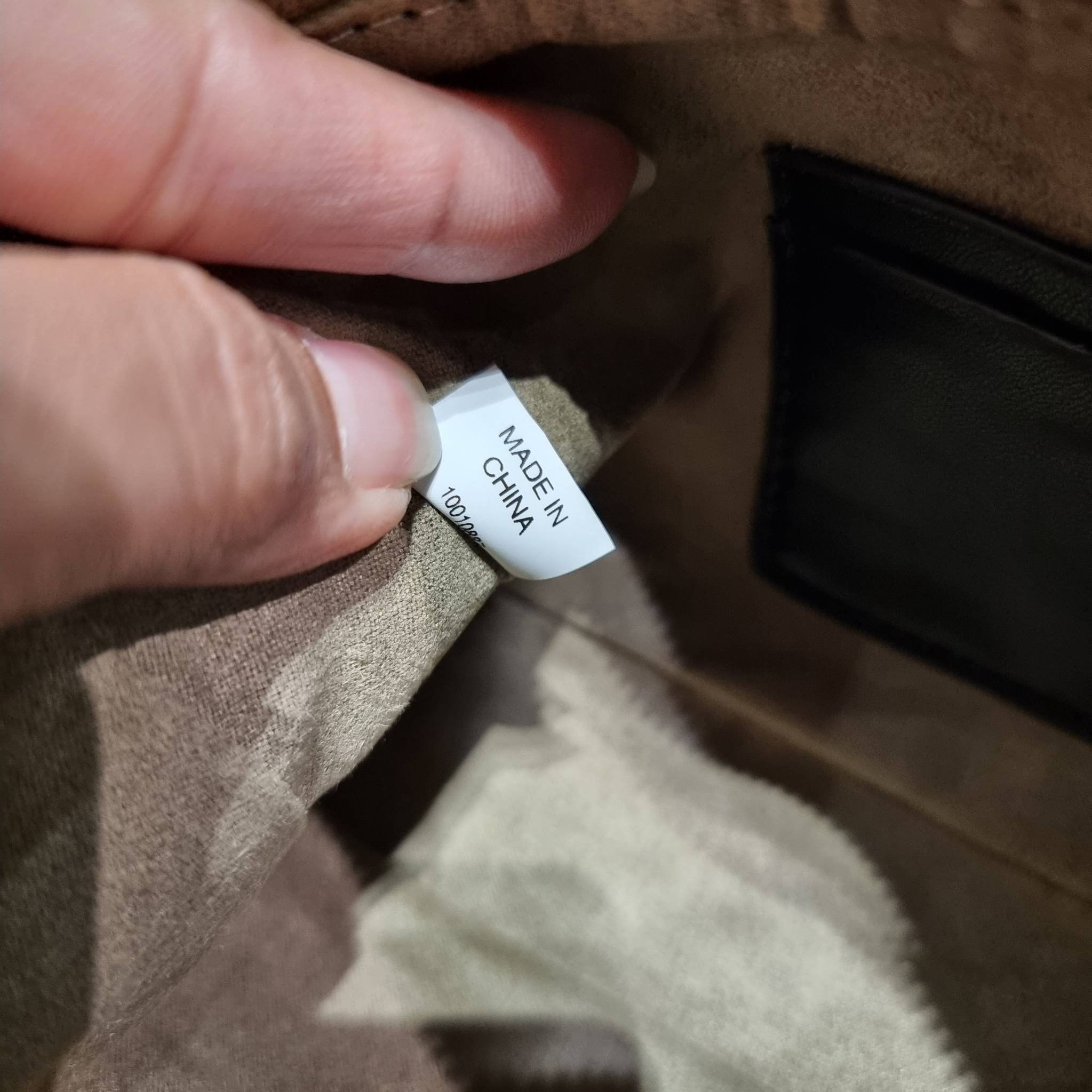 TORY BURCH KIRA MINI BAG กระเป๋าสะพายทรงพอช ง่ายต่อชีวิต!! ดีไซน์บุนวม เส้นคมสวยหรู วัสดุหนังแกะ สัมผัสดีงาม นิ่มมือ เปิด-ปิดด้วยซิป ภายในเป็นช่องโล่ง มีช่องใส่บัตร ใส่ของสำคัญได้ครบถ้วน มาพร้อมสายคล้องไหล่ในตัว และสายสะพายครอส ปรับได้ตามสะดวก ใบจริงสวยคม