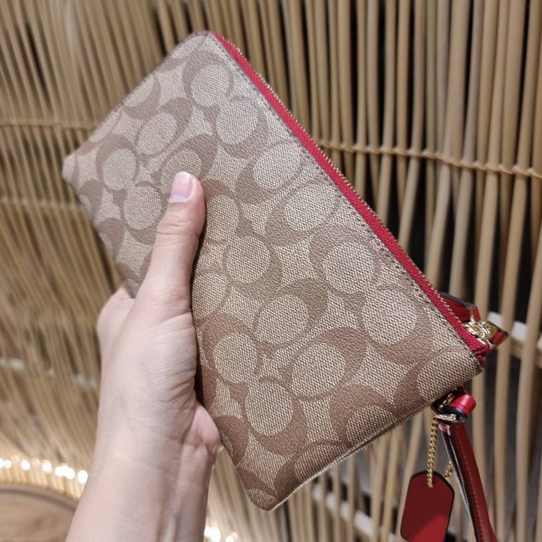 COACH F54057 DOUBLE ZIP WALLET IN SIGNATURE กระเป๋าคล้องมือ size L ใบนี้ใส่มือถือได้ทุกรุ่น ขนาดกำลังดี พกพาสะดวกมากๆ วัสดุหนังสังเคราะห์ ภายในเป็นผ้าสีสวยคม ใส่ธนบัตร ใส่บัตรได้เยอะ ใส่มือถือได้สบายๆทุกรุ่น ตอบโจทย์สาวๆที่ไม่ชอบพกเยอะวุ่นวายจ้า ใบนี้เอาอ