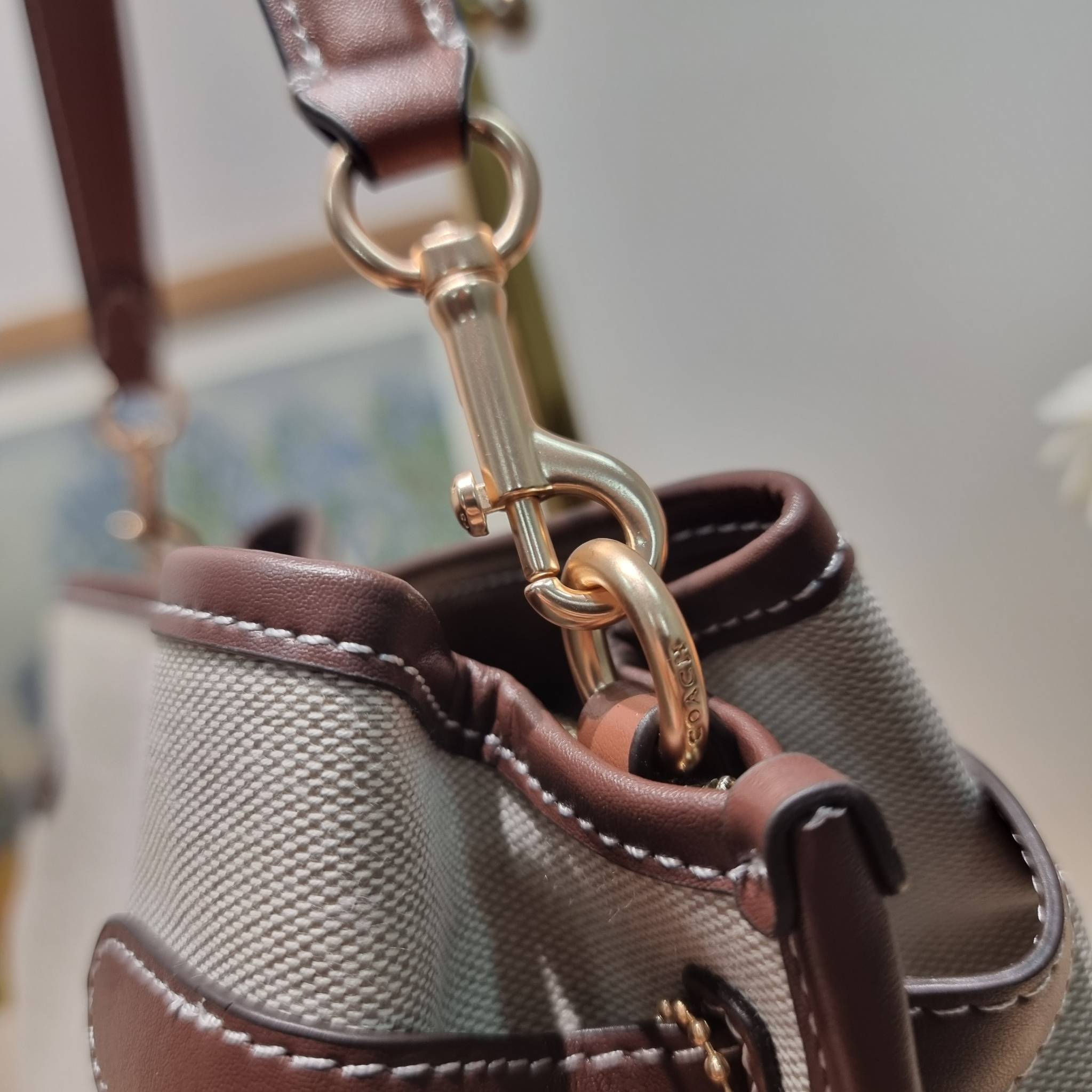 COACH CH190 HANNA SHOULDER BAG น้องใหม่ เรียบหรู ดูแพง กับกระเป๋าสะพายไหล่ทรงสวย โทนสีคลาสสิค ดีไซน์ตกแต่งสายคาดจับจีบข้างกระเป๋าเพิ่มดีเทล มาพร้อมหูจับถอดแยกได้