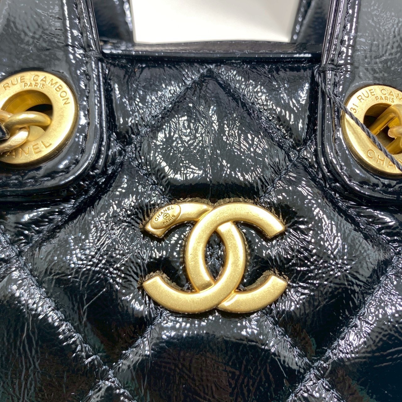 ORI หนังแท้ | Chanel Small Bowling Bag Crumpled Leather / Chanel Keepall Bag กระเป๋าถือ กระเป๋าสะพายรุ่นใหม่ล่าสุด ดีไซน์หนังยับเงา ในคอลเลกชัน Métiers d’art ปี 2024/25 ด้วยลูกเล่นของเนื้อสัมผัสและรูปแบบ