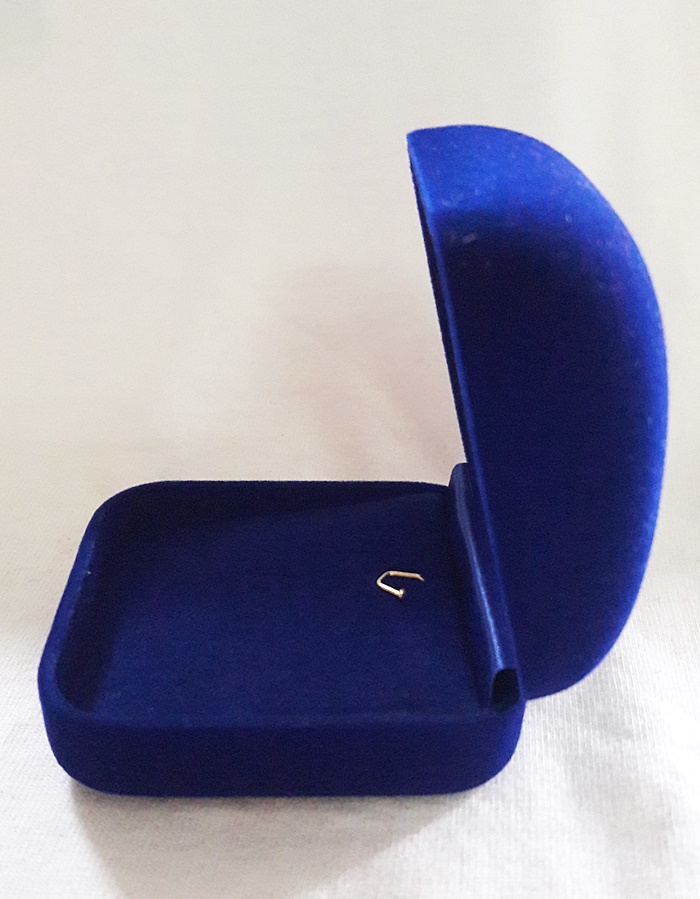 สินค้าหมดค่ะ กล่องกำมะหยี่สีน้ำเงินใส่จี้พระแบบเล็กค่ะ