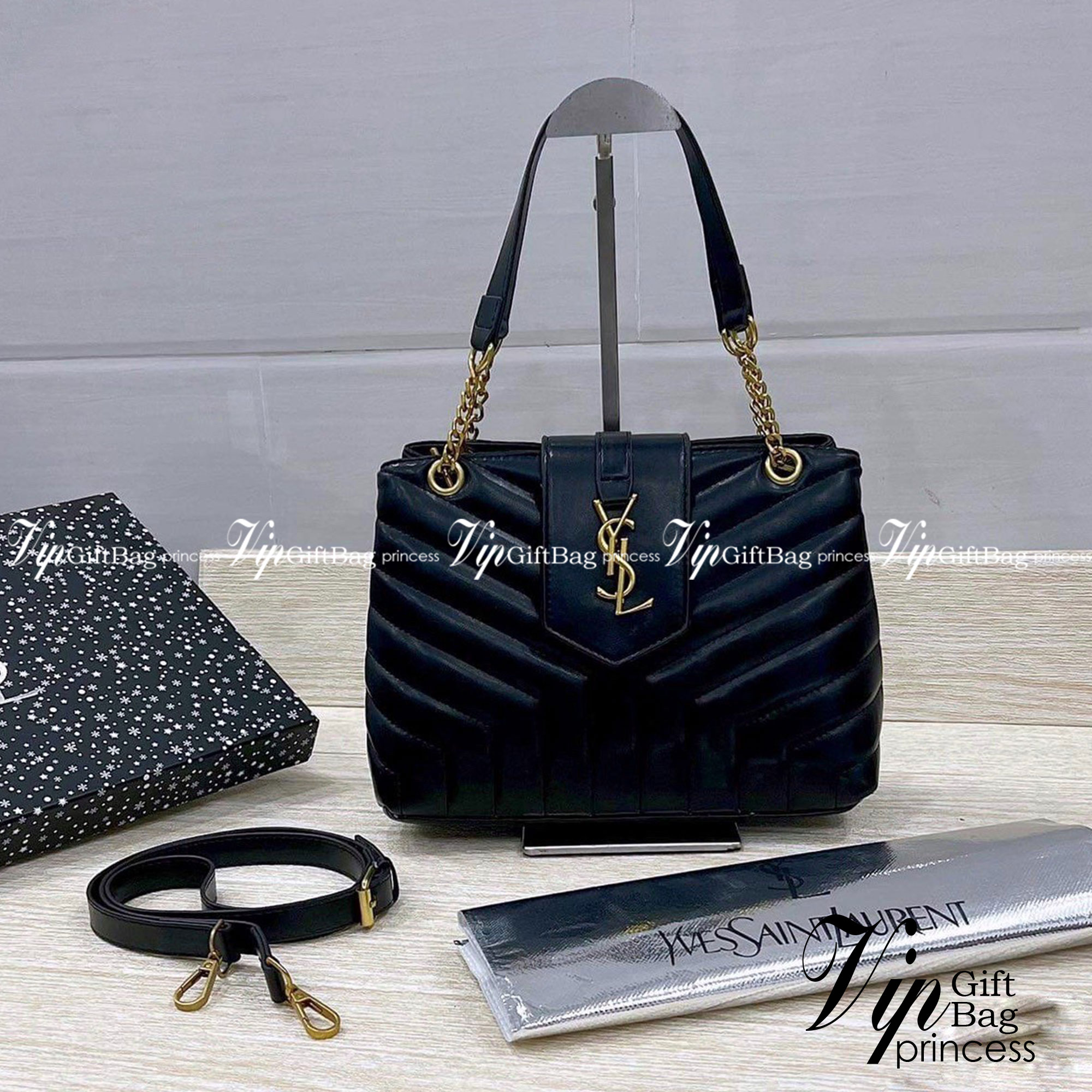 SAINT LAURENT YSL Loulou small quilted leather shoulder bag รุ่นยอดนิยม หายากที่สาวๆตามหา ใบนี้เลย!! สวยหรู ผู้ดี กระเป๋าสะพายไหล่ ดีไซน์อยู่ทรง สะพายได้ 2 แบบ สายหนังสลับโซ่ในตัว และสายยาวถอดได้ สวยคลาสสิคแฝงความหรูด้วยโลโก้สีทองอร่าม และสีเงินโดดเด่น สา