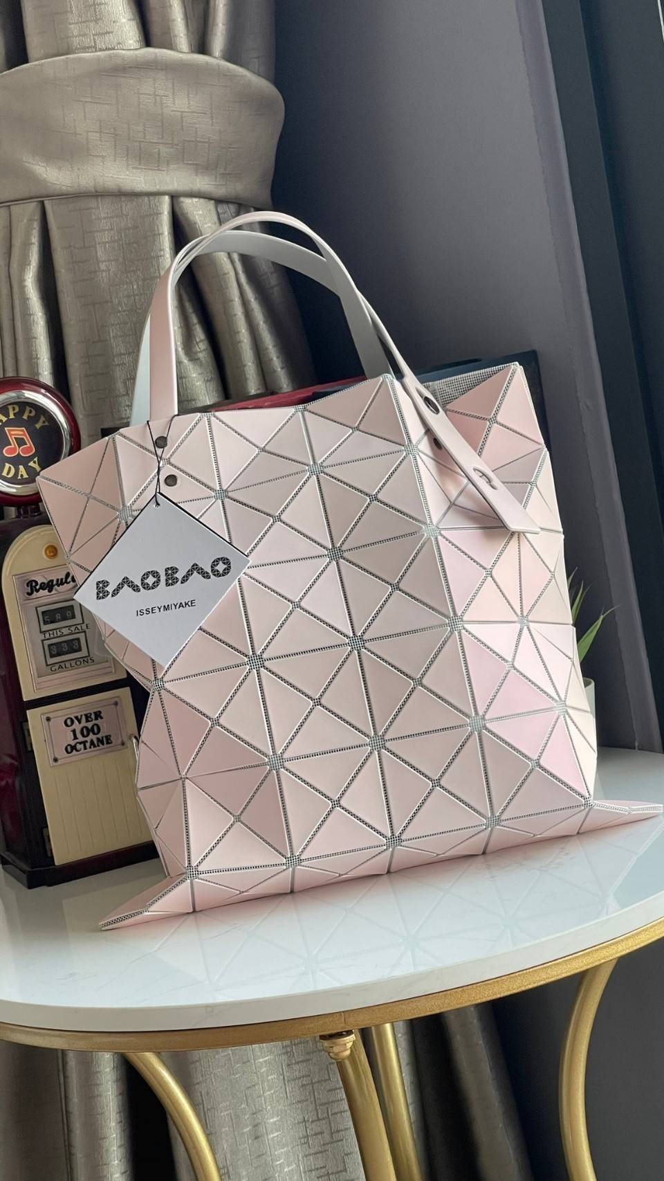 ORIGINAL 🌸 BAO BAO ISSEY MIYAKE LUCENT 6X6 matte tote bag เป็นซีรีส์ที่โดดเด่นด้วยโทนสีสว่าง โดดเด่นด้วยลักษณะต่างๆ เช่น ตาข่ายสว่างที่มองเห็นได้ผ่านช่องว่างระหว่างชิ้นสามเหลี่ยม