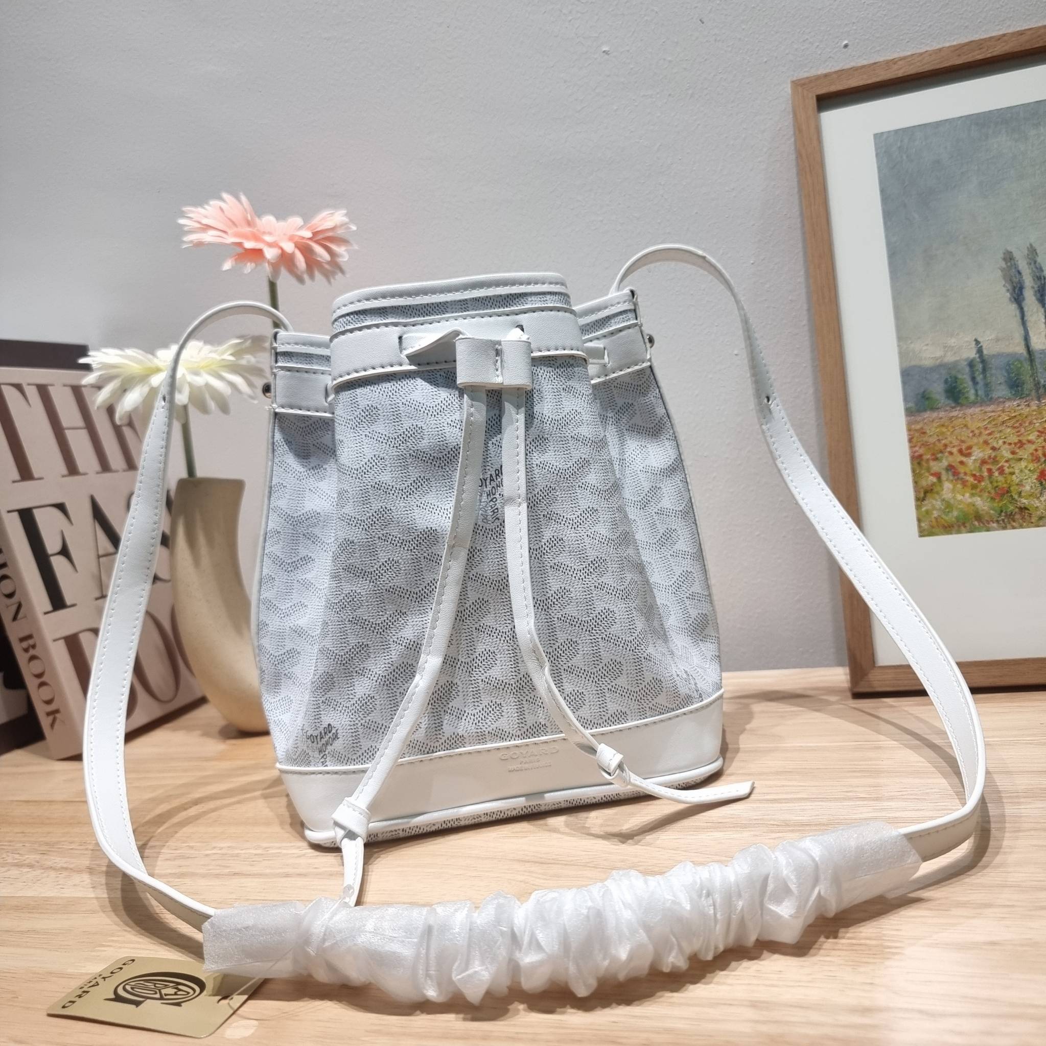 GOYARD PETITE FLOT BUCKET BAG กระเป๋าสะพายทรงบัคเก็ต ที่ดีไซน์สะดวกต่อชีวิตมาก รูปทรงคลาสสิค ดีไซน์เป็นเอกลักษณ์ สดใสทุกสี ดูผู้ดีในตัว วัสดุหนังแคนวาสพิมพ์ลายสวยคม ปากกระเป๋ารูดเปิด-ปิดได้ตามชอบ ภายในเป็นช่องโล่ง ใส่กระเป๋าสตางค์ มือถือ ได้ครบถ้วน มาพร้อ