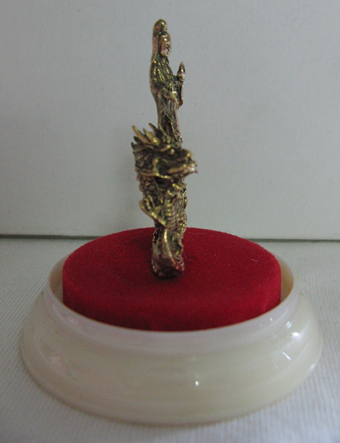 สินค้าหมดค่ะ องค์เจ้าแม่กวนอิมทรงมังกรเนื้อทองเหลืองครอบแก้วใส(บูชาหน้ารถ)พร้อมใบคาถา แก้ชงปีวอก ปี2559ค่ะ