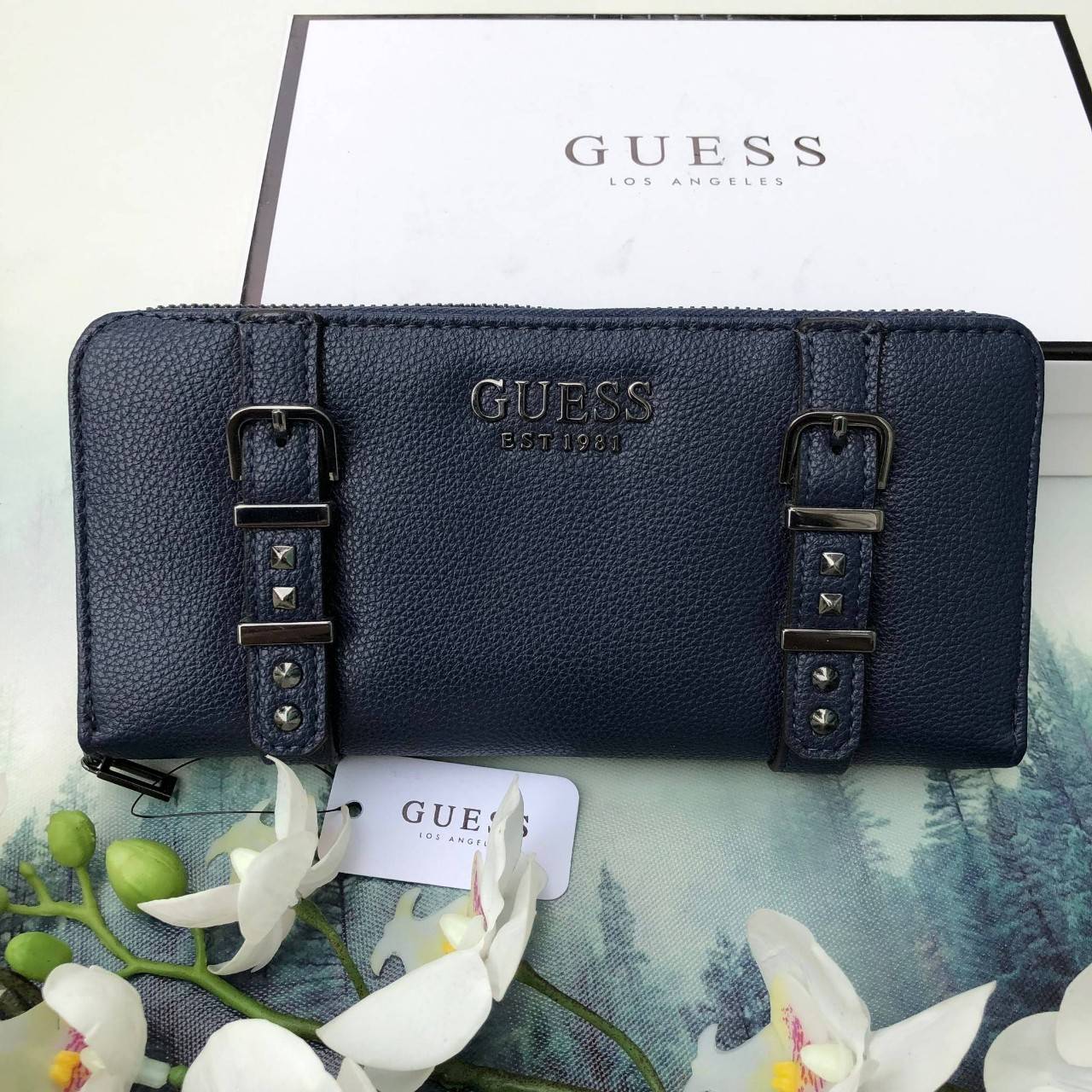 Guess long wallet กระเป๋าสตางค์ใบยาวซิปรอบ วัสดุ pu. เนื้อนุ่ม ภายในมีช่องใส่บัตร ธนบัตร และช่องซิปใส่เหรียญค่ะ