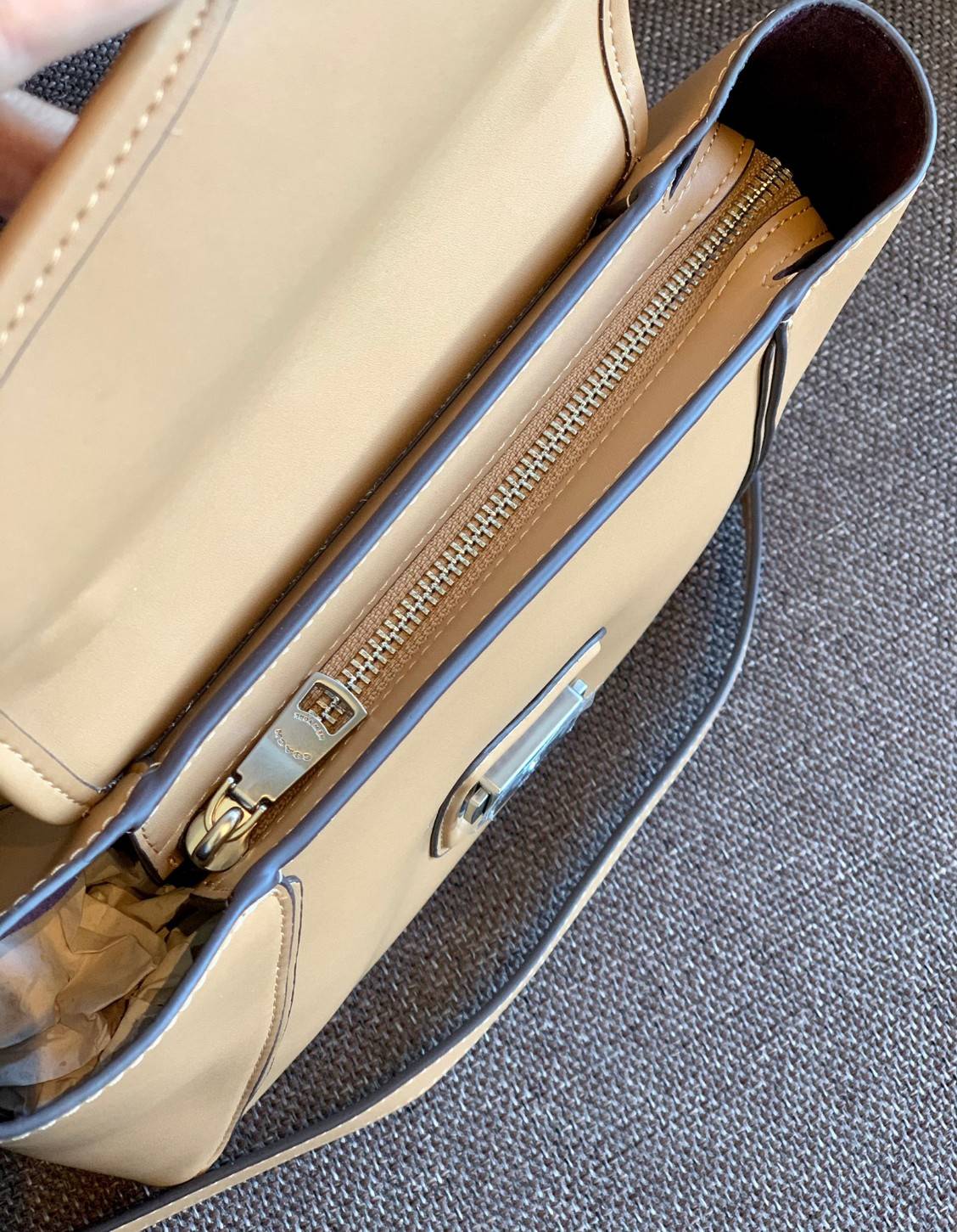 COACH COURIER CARRYALL 23 IN COLORBLOCK SIGNATURE CANVAS พร้อมส่ง 7 แบบ พร้อมส่ง ลุคดูไฮสุดๆค่ะ! กระเป๋าสะพายหนังหรูหราและคลาสสิค หนังแท้ชั้นดีที่สุด น้ำหนักเบา หนังสวยมากก สัมผัสแล้วหลงรักแน่นอนจ้าา😘