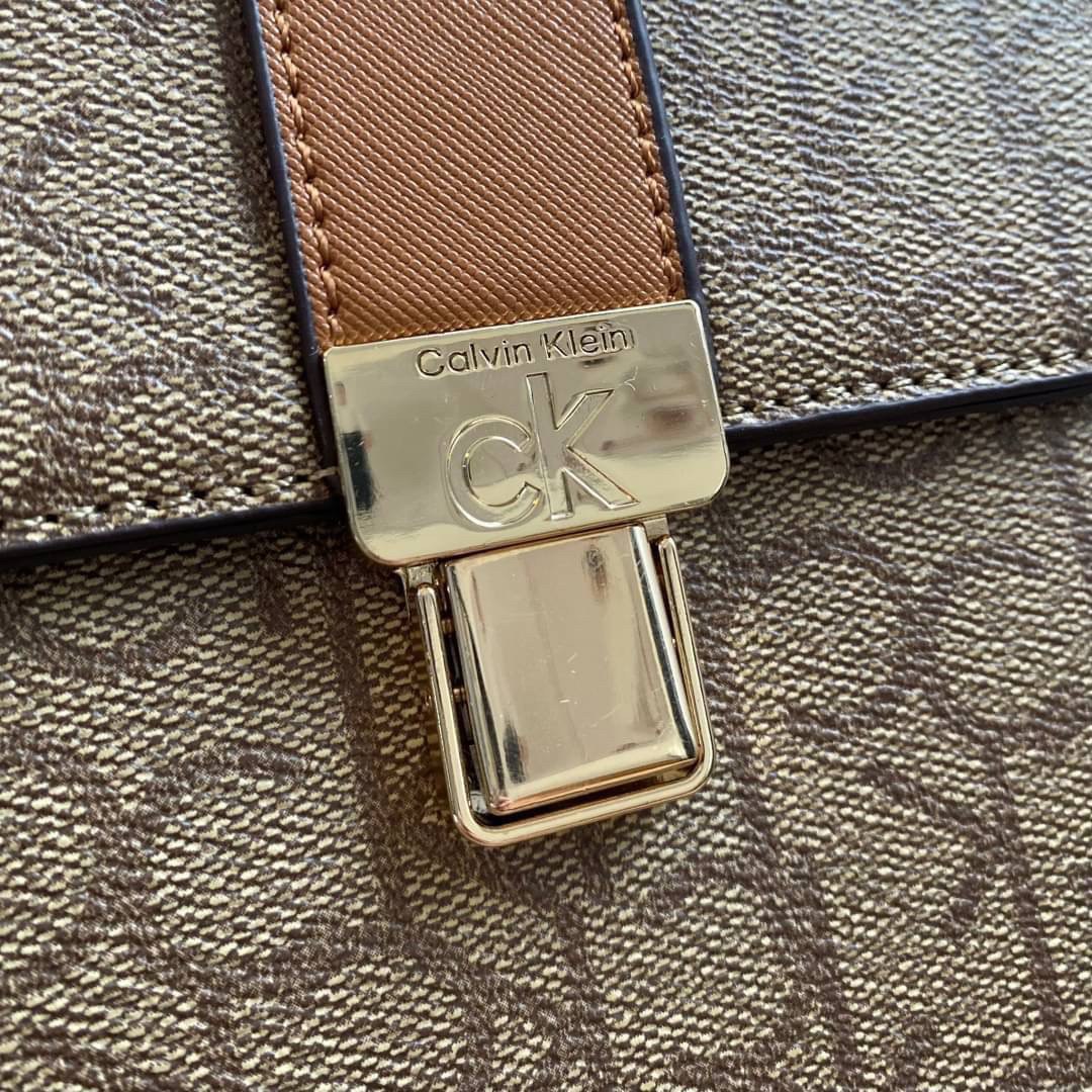 CALVIN KLEIN JEANS crossbody bag กระเป๋าถือหรือสะพาย ลายซิกเนเจอร์แบรนด์ทั้งใบ มีหูจับสำหรับถือ เปิด-ปิดกระเป๋าด้วยกระดุมแม่เหล็ก ด้านในโล่งกว้างมีช่องเล็กและช่องซิปสำหรับใส่ของจุกจิก ซับในลายแบรนด์อย่างดี มาพร้อมสายสะพายยาวปรับระดับได้ สามารถใช้ได้หลากหล