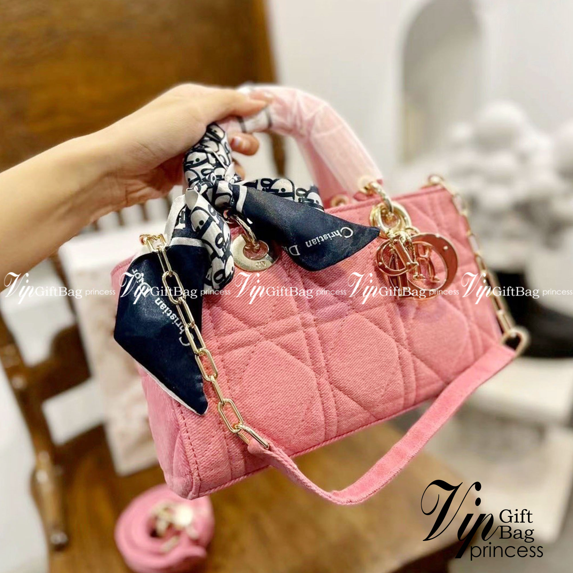 DIOR D-Joy Bag Cannage Denim / Dior Lady Bag กระเป๋าสะพายดิออร์ใบนี้คือราชนิกุลมากแม่ความเลดี้ดิออร์ที่เกินต้าน งานชนช้อปปังสุด ถือสลับแท้ไม่โป๊ะแน่นอน ราคาเบาสุด ภาพถ่ายจากงานจริง สวยเหมือนในรูป พร้อมส่งที่ไทย