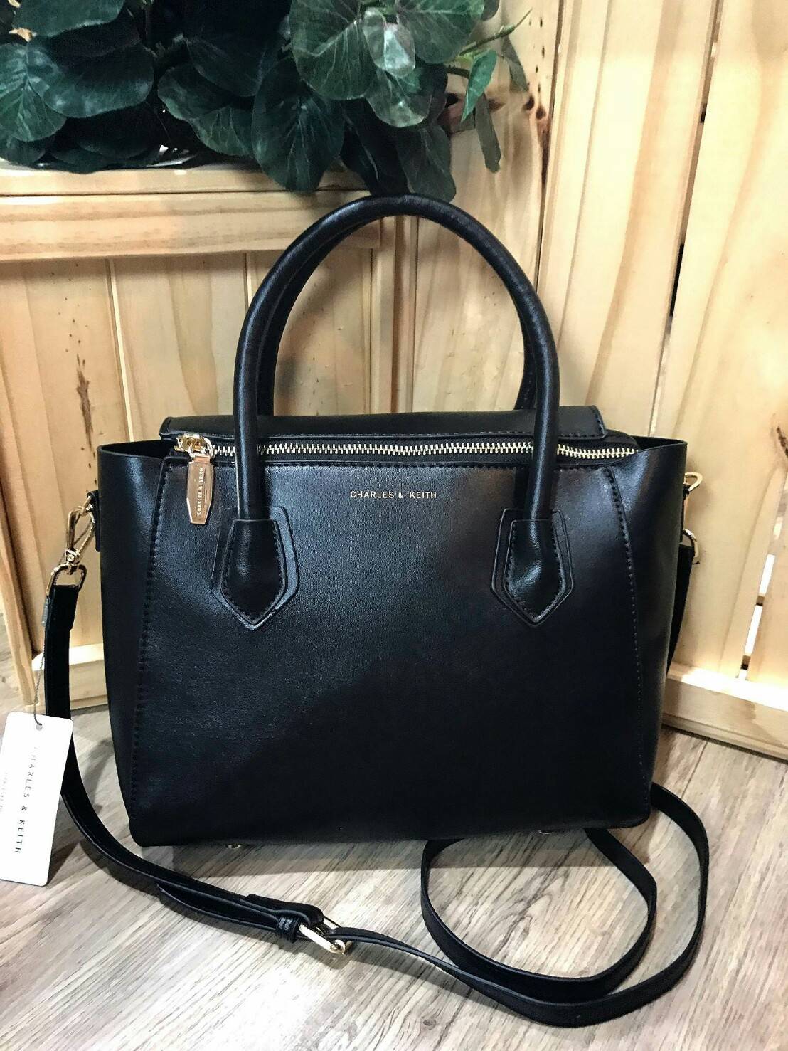 CHARLES & KEITH DOUBLE ZIP STRUCTURED BAG กระเป๋าถือหรือสะพายรุ่นใหม่ลชนช็อป ขนาดกำลังดี หนังเรียบสวยอยู่ทรงด้านหน้ามีโลโก้แบรนด์ เปิดปิดด้วยซิป ภายในกว้างจุของได้เยอะ ใส่ Ipad กระเป๋าสตางค์ หนังสือ ของใช้ได้จุ มาพร้อมสายสะพายยาวถอดปรับระดับได้ได้ มีหมุดร