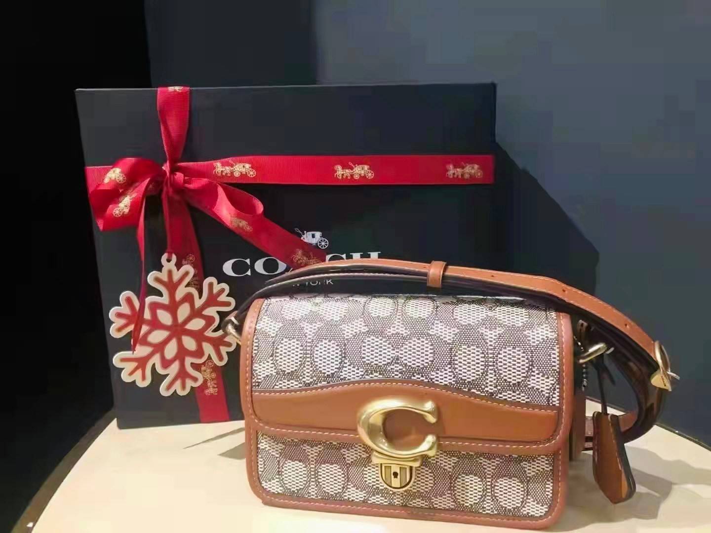 COACH STUDIO SHOULDER BAG 19 IN SIGNATURE JACQUARD ((C7937)) พร้อมส่งที่ไทย ยังไงต้องมีแล้วล่ะสาวๆๆ กระเป๋าสะพายแบบครอสบอดี้ร์ วัสดุJacquard ทอลายแบรนด์+หนังแท้ ได้ลงตัว ลุคคลาสสิค ดูดีมากๆค่ะ ด้านหน้าประดับด้วยโลหะโลโก้แบรนด์ตัวใหญ่ หรู พร้อมที่เปิดปิดแบ
