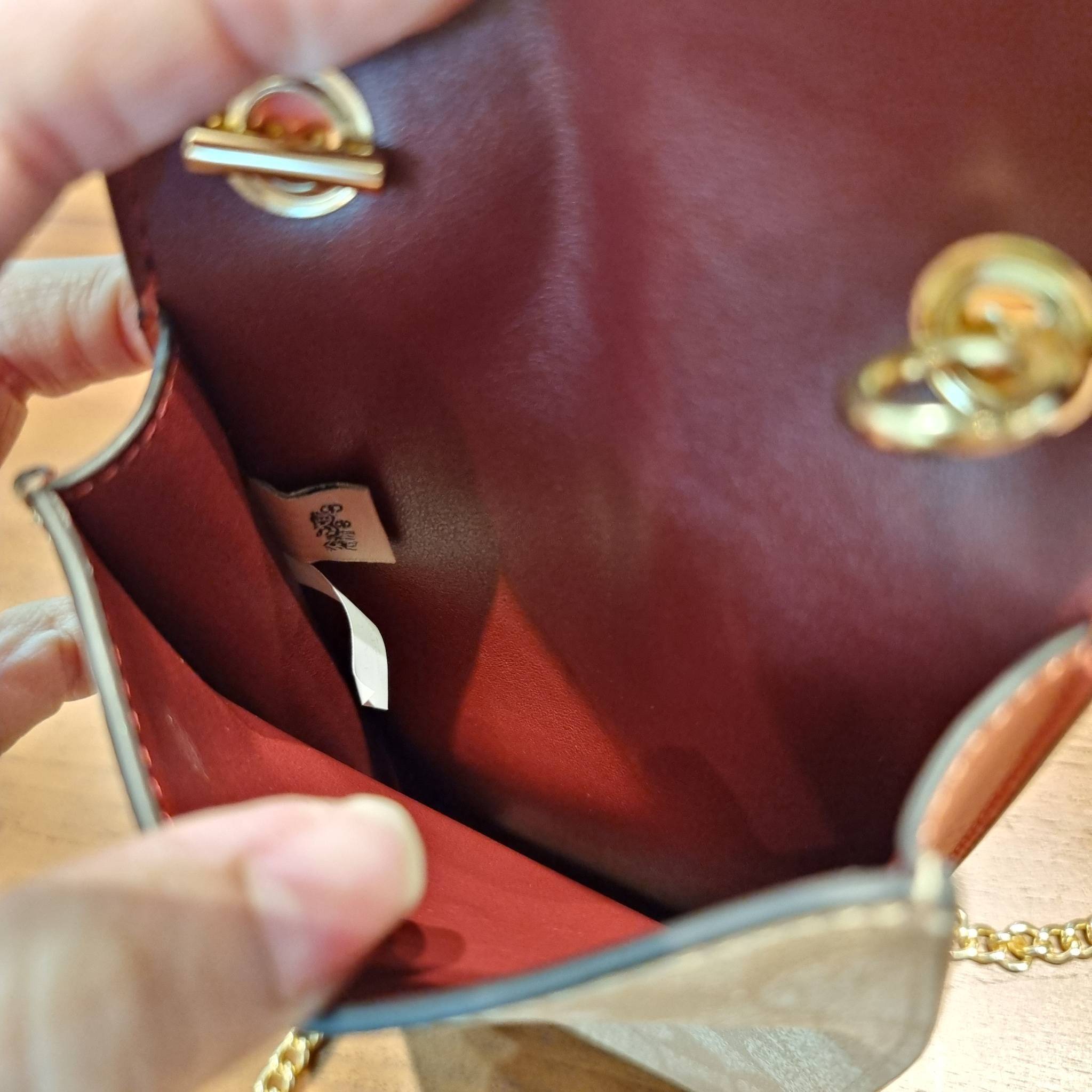 COACH F73486 NORTH/SOUTH PHONE CROSSBODY IN SIGNATURE CANVAS WITH FRUIT 🍒🍓🍋 แจกความสดใสกันอีกครั้ง!! กับกระเป๋าสะพายเอนกประสงค์ Case phone ใส่โทรศัพท์มือถือได้ทุกรุ่น ดีไซน์ลายผลไม้ฉ่ำๆ สวยมีเสน่ห์ 💖 วัสดุหนังแคนวาสคุณภาพ ฝ