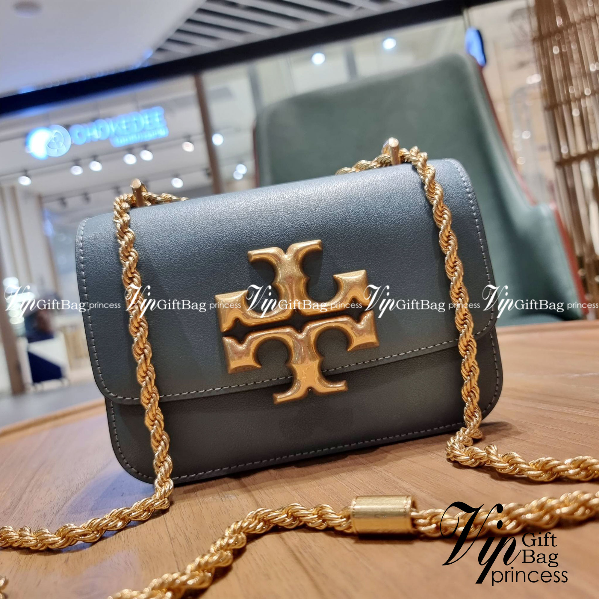 TORY BURCH ELEANOR TEXTURED SMALL CONVERTIBLE SHOULDER BAG สีใหม่!! ฮอตไอเท็ม รุ่นนี้ขายดีขายหมด สวยหรู คุณหนู ผู้ดี!! หายากมาก กระเป๋าสะพายข้าง ดีไซน์อยู่ทรง ขนาดกำลังสะดวกใช้สำหรับสาว วัสดุหนังแท้เต็มใบ ผิวมีเทกเจอร์ อัพเวลความหรู สีทูโทน เปิด-ปิดด้วยแถ