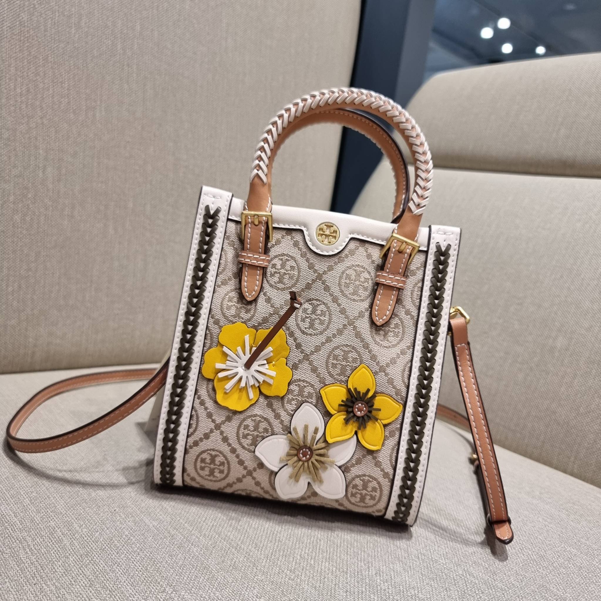 TORY BURCH T MONOGRAM BRAIDED MINI TOTE คอลเลคชั่นใหม่ พร้อมเสิร์ฟความสวยให้ถึงบ้าน!! รอบนี้จัดกระเป๋าทรงโท้ท ไซส์มินิมาให้สาวๆโดยเฉพาะ ดีไซน์ใหม่ล่าสุด สไตล์งานคราฟ มีลูกเล่นประดับดอกไม้กับตัวกระเป๋า วัสดุผ้า jacquard ตัดสลับหนังแท้ หูจับและขอบกระเป๋าตกแ