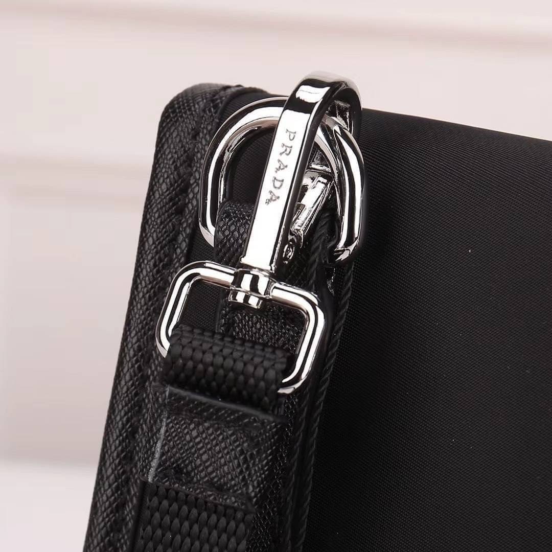 PRADA Re-Nylon and Saffiano leather smartphone case ใช้ได้ทั้งชาย-หญิง ของมันต้องมี ใบนี้ห้ามพลาดเลยค่า งานหนังแท้ งานจริงสวยมากค่ะ
