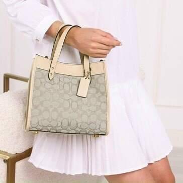 ใบนี้ ช่วยให้ชีวิตง่ายขึ้นเยอะเลย🌈🌺>>COACH FIELD TOTE 22 IN SIGNATURE JACQUARD(COACH C3865) 🍁กระเป๋าถือ สะพาย รุ่น Unisex ใช้ได้ทุกเพศวัย ขนาดเหมาะต่อการใช้งานในแต่ละวันมากๆ //วัสดุ jacquard ลาย signature ตกแต่งดีเทลด้วยหนังแ