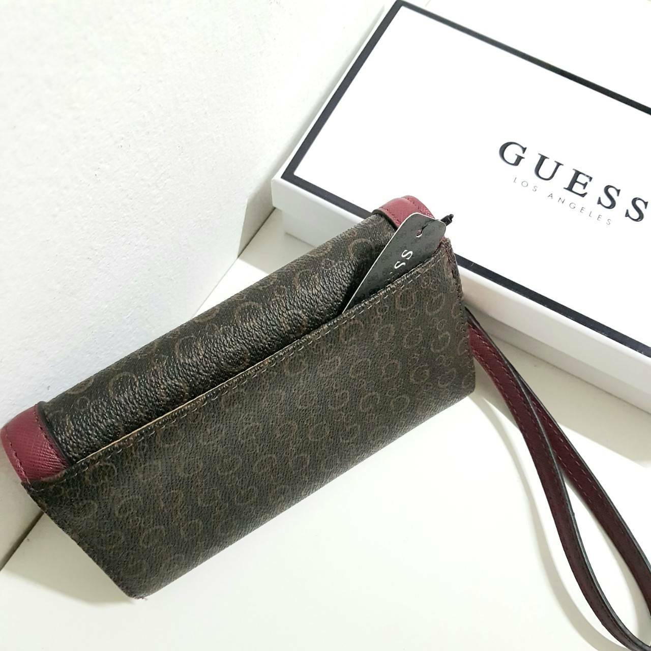 Guess leather wallet กระเป๋าสตางค์ใบกลาง ด้านหน้าแต่งโลโก้แบรนด์โลหะสวยหรู แต่งสีตัดหนังลายสวย ภายในมีช่องใส่ธนบัตร เหรียญ บัตรต่างๆ ด้านหลังมีช่องซิป ปิดเปิดใช้งานสะดวก ถือถนัดมือ มีสายคล้องมือ สามารถถอดออกได้ ขนาดกำลังพอเหมาะ ดีไซร์สวยงาม รุ่นแนะนำ มาให
