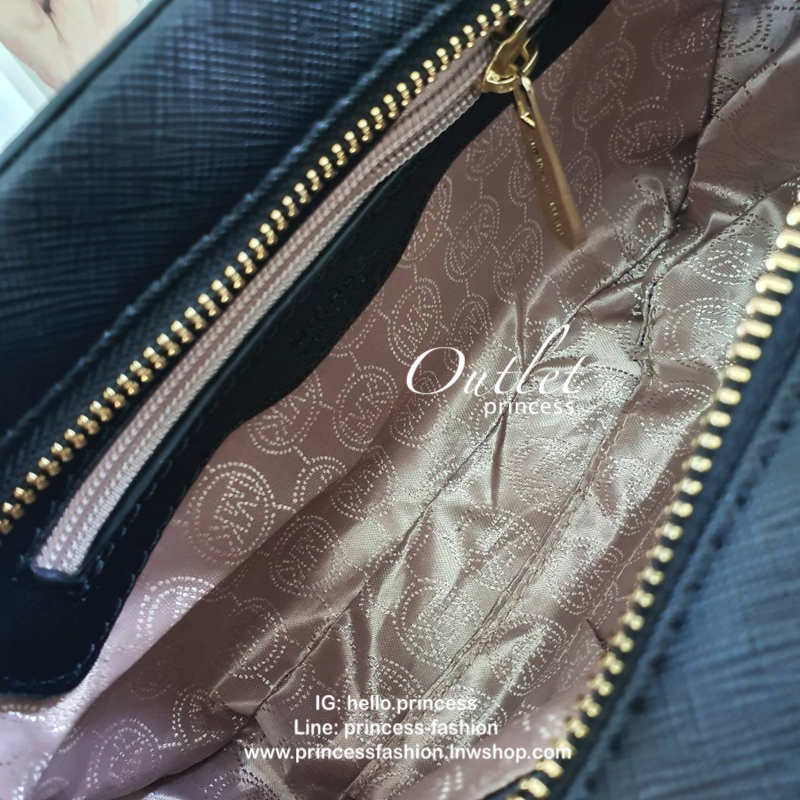 Michael Kors Crossbody Bag กระเป๋าสะพายแบบ crossbody หนังลาย saffiano เปิดปิดด้วยซิปแบรนด์ อะไหล่ทอง ด้านหน้าประดับโลโก้ โลหะแบรนด์ ด้านในบุผ้าแบรนด์สวยหรู น้ำหนักเบา มีช่องซิปใส่ของจุกจิกและช่องใส่มือถือ มาพร้อมสายสะพายยาวโซ่ทอง+หนัง ปรับได้หลายระดับ ขนา