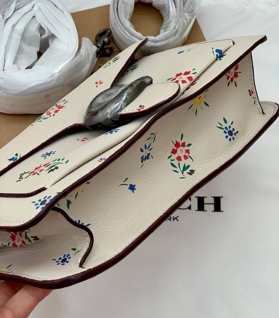 OUTLET 】รุ่นหายาก รุ่นตามหา ห้ามพลาดค่ะ! COACH TABBY FLORALPRINT ((B2081-630)) Wildflower-print Leather Shoulder Bag In White พร้อมส่งอีกครั้งค่ะ! กระเป๋าหิ้ว//สะพายไหล่//สะพายข้างได้หรือถือแบบคลัทออกงานได้เลย สุดคุ้ม! หนังแท้นิ่มอย่างดี 🌸 จุดเด่น