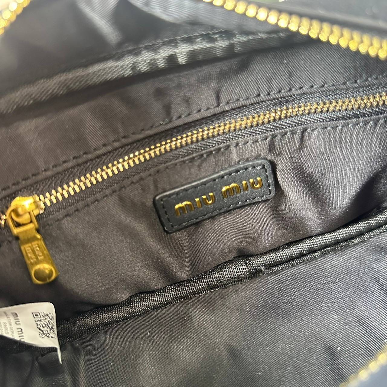 MIU MIU Arcadie padded suede top-handle bag กระเป๋าถือ/สะพาย คอลใหม่ล่าสุด รุ่นฮอทดีไซน์เหลี่ยม งานกำมะหยี่หนังกลับสวยละมุน น่ารักน่าใช้มากค่ะ