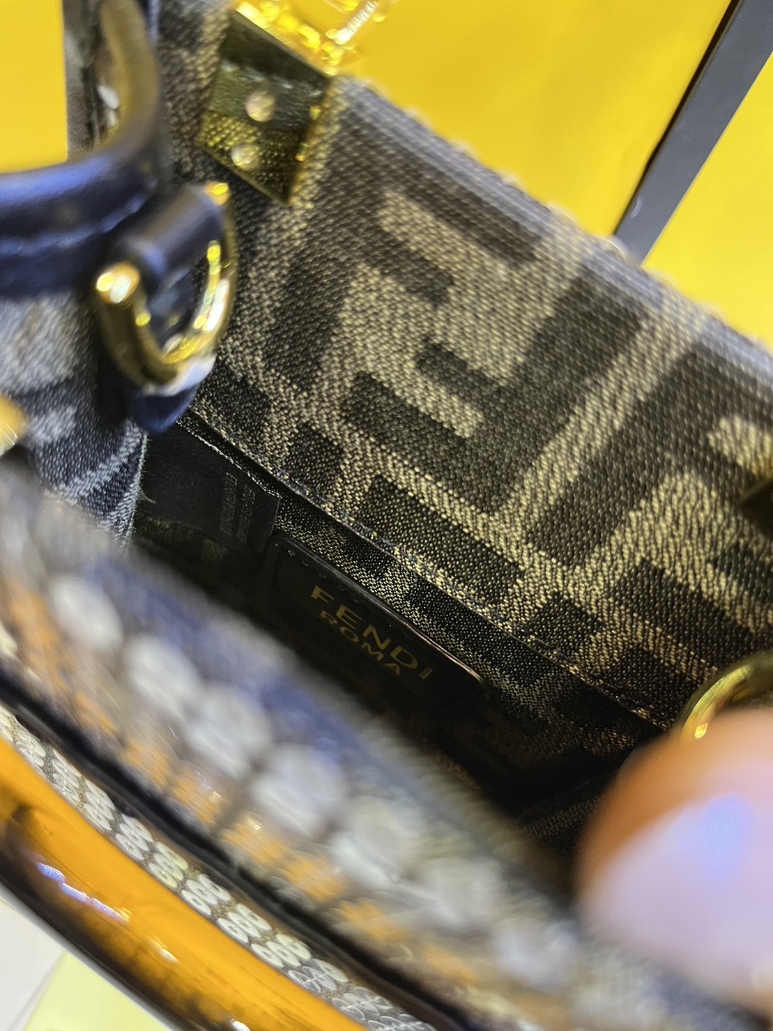 FENDI Mini Sunshine Shopper jacquard FF motif with shiny transparent sequins / Fendi Tote bag พร้อมส่ง กระเป๋าสะพายทรงมินิโท้ท ปักเลื่อมแวววาว รุ่นใหม่ สวยหรู **สินค้าเกรดออริจินอล 1:1 สลับแท้