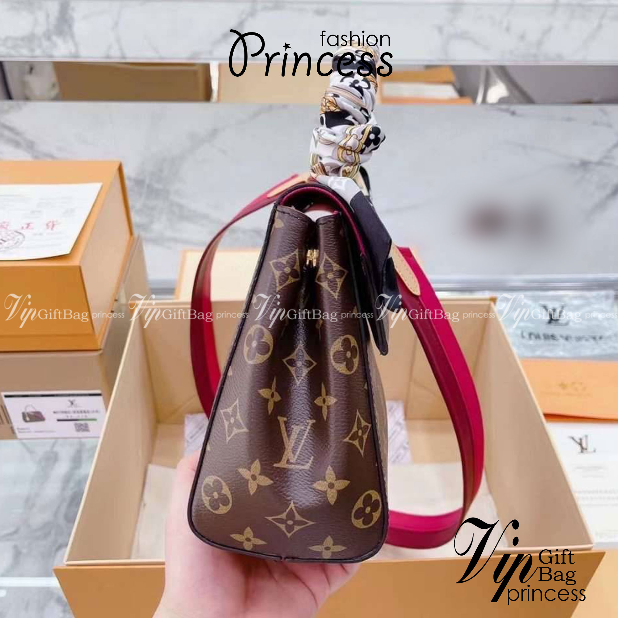 LV Cluny BB Monogram กระเป๋าสะพายหนังลายโมโนแกรมเปิดหน้า เป็นอีกทรงที่ขายดีมากเพราะใช้งานง่ายใช้ได้อเนกประสงค์ ด้านในกว้าง งานใช้สลับขึ้นแบบจากงานจริงเป๊ะเที่ยบเท่า แรร์ไอเท็มที่สาวๆต้องมี! มีหูจับในตัวและสายครอสบอดี้มาให้ ใช้งานง่าย เหมาะกับทุกสไตล์การแต