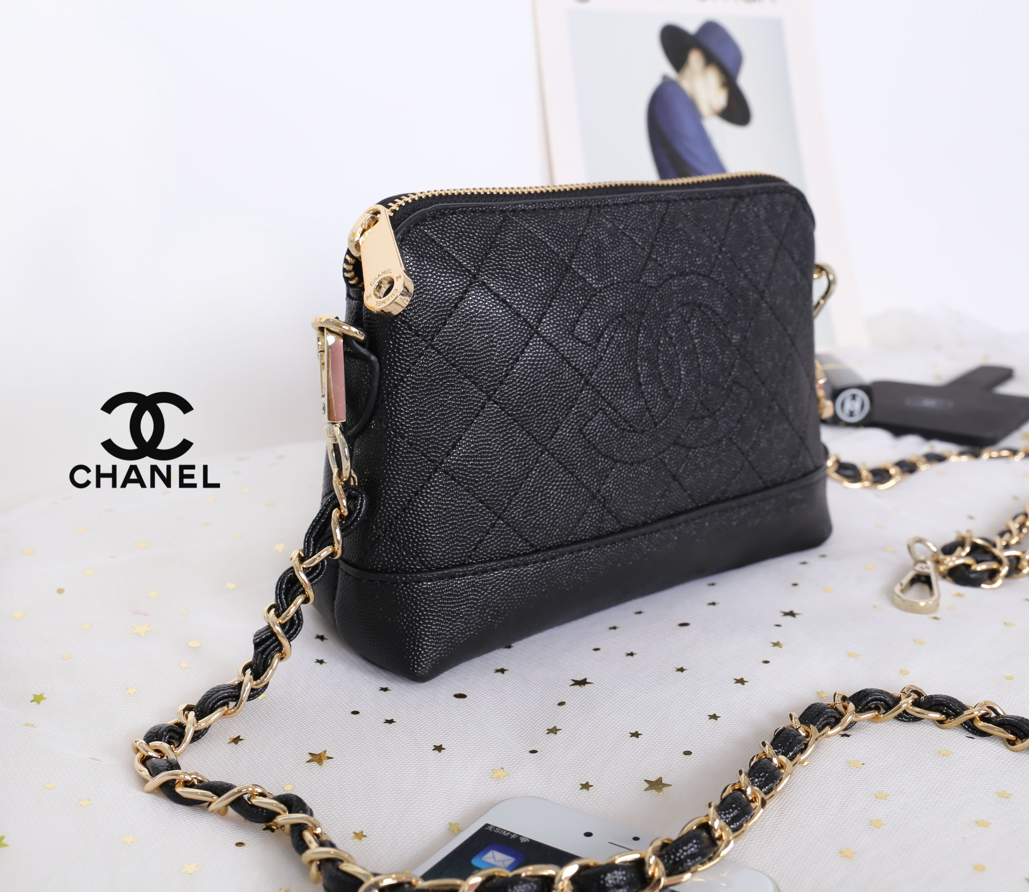 CHANEL Caviar Wristlet Crossbody Bag / Chanel Shoulder Bag With Chain กระเป๋าหนังลายเวียร์ปั๊มโลโก้แบรนด์ด้านหน้าสวยหรูดูแพง มาพร้อมจี้โลโก้แบรนด์ห้อยสีทองเก๋ๆน่ารัก