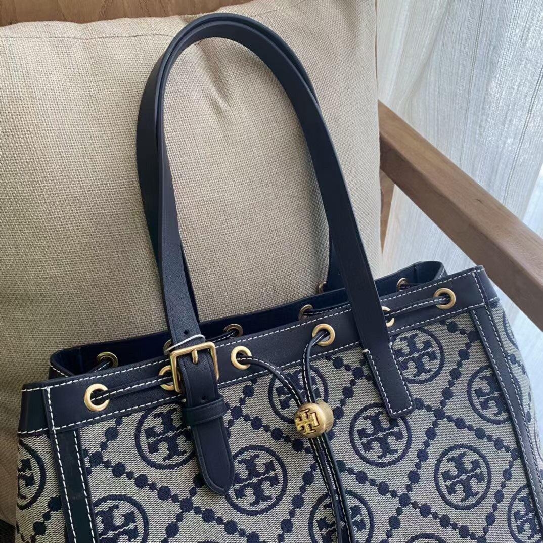 OUTLET Tory Burch T- Monogram Jacquard Small Tote กระเป๋าถือหรือสะพายไหล่ วัสดุ Canvas ปักษ์ลายแบรนด์ อะไหล่ทองสวยหรู น้ำหนักเบา