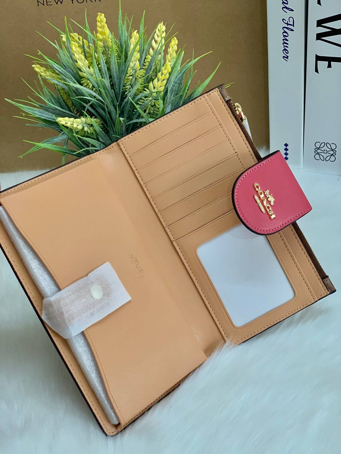 พร้อมส่งครบ 5 สี กระเป๋าสตางค์ที่สาวๆต้องมีติดตัวค่าา😘 COACH TECH WALLET IN COLORBLOCK SIGNATURE ((C2874)) ✔️กระเป๋าเงินใบยาว หนังแท้ พร้อมสายคล้องมือในตัวค่ะ ✔️เปิดปิดด้านหน้าแบบฝากระดุม ภายในมีช่องใส่ธนบัตร2ช่อง ;สามารถใส่มือถือ ip