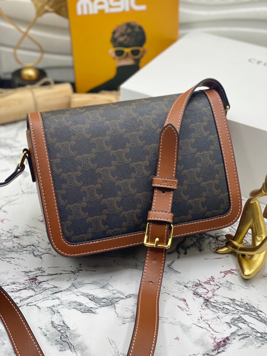 หนังแท้ CELINE MEDIUM TRIOMPHE BAG IN TRIOMPHE CANVAS AND CALFSKIN / CELINE TEEN สาวๆที่กำลังมองหากระเป๋าน่ารักเอาไว้ใช้ในวันสบาย ๆ แต่ไม่รู้เลือกกระเป๋า Celine รุ่นไหนดี แนะนำรุ่นนี้เลยคะ เป็นกระเป๋าสะพายข้างขนาดกำลังดี สวยแบบคลาสสิก หรูหราด้วยแคนวาสเคลื