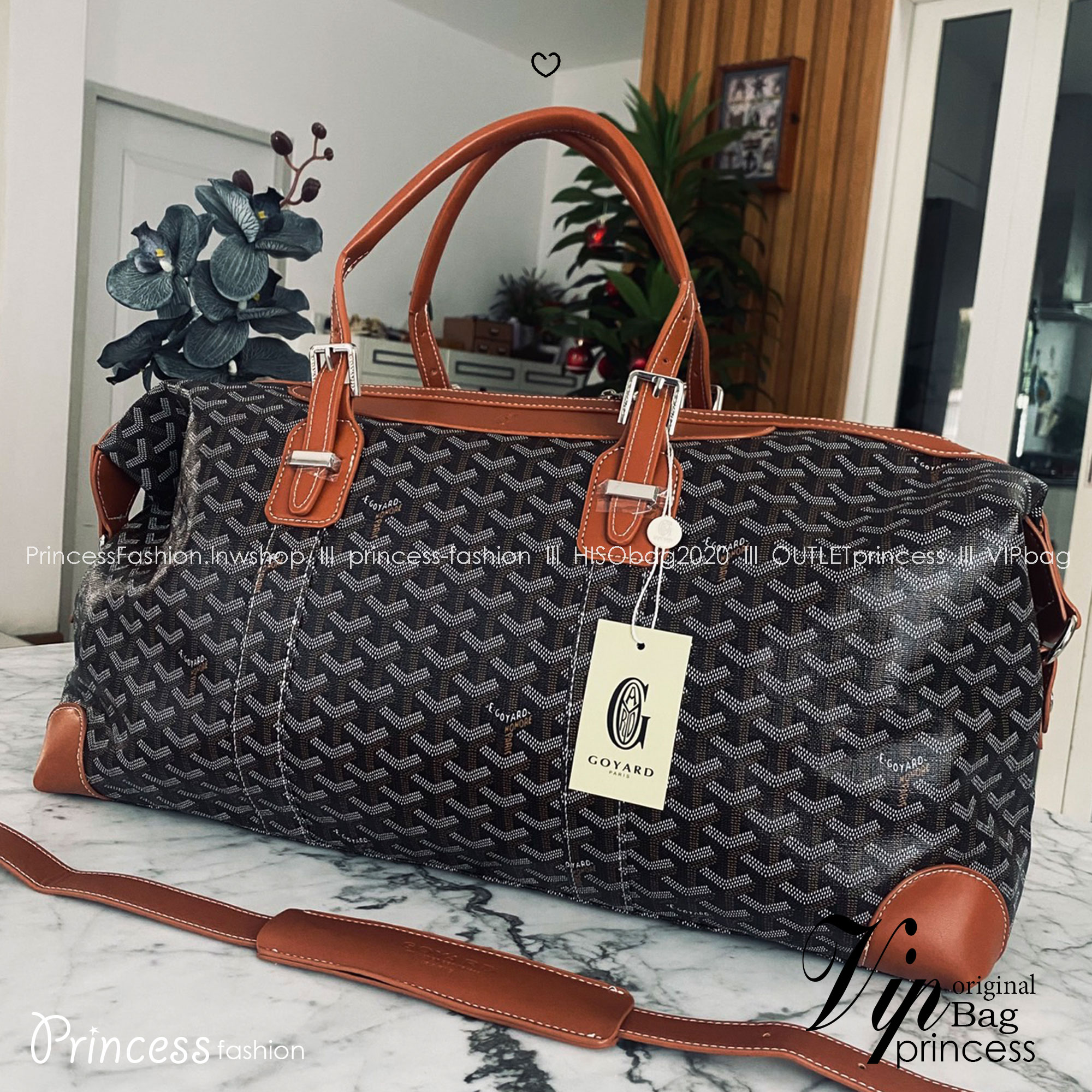 Goyard Boeing Travel 55 Duffle Bag กระเป๋าเดินทางใบใหญ่ ดีไซน์สวยคลาสสิกเป็นเอกลักษณ์ ไอเท็มที่จะทำให้การเดินทางไม่ธรรมดาอีกต่อไป ด้วยดีเทลความเป็นเอกลักษณ์ เรียบแต่หรู ภายในจุของได้เยอะมาก