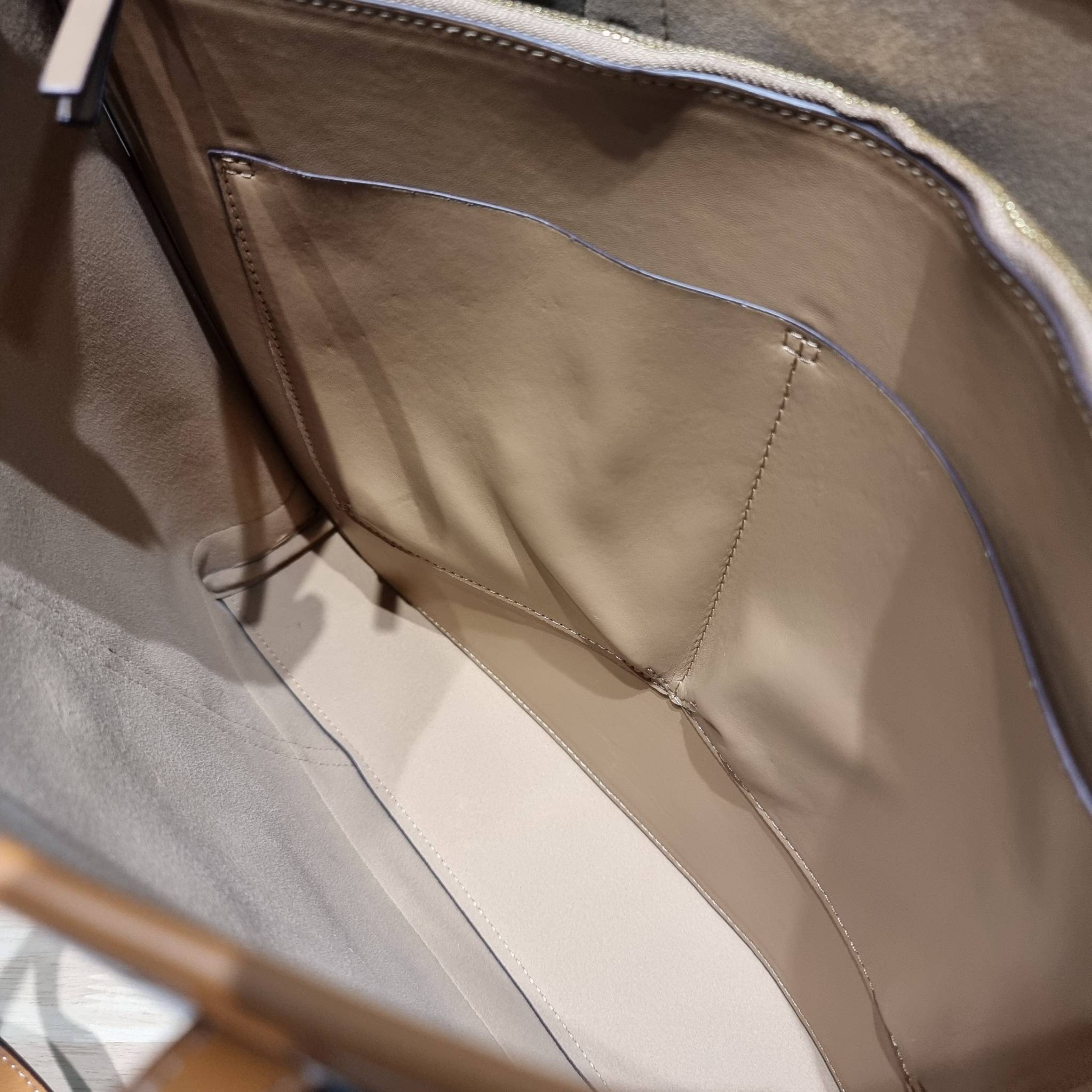 TORY TOTE BAG / TORY BURCH PERRY EMBROIDERED T MONOGRAM TRIPLE-COMPARTMENT TOTE BAG ใหม่ล่าสุด กับกระเป๋าทรงโท้ทใบใหญ่ ลวดลายโมโนแกรมสุดคลาสสิคที่ถูกดีไซน์รังสรรค์ด้วยงานปักสุดชิค น่าใช้ใจฟูแค่แรกเห็น ดีเทลดีงาม