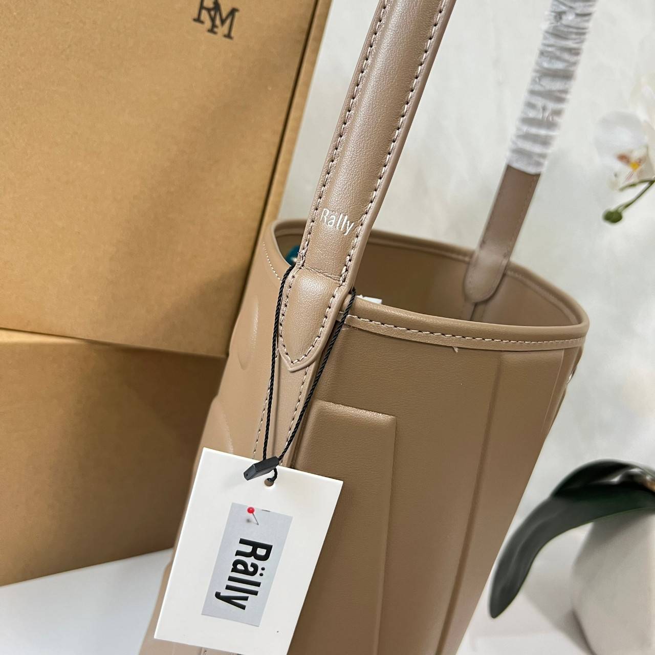 Rally The Bag Whisper กระเป๋าทรงบัคเก็ตงานหนังรุ่นใหม่ ฮอทติดลมบน มาแรงสะพายกันทั่วบ้านทั่วเมือง สายแบกสายขนห้ามพลาดจุของได้เยอะ รุ่นหนังผิวสัมผัสนิ่มมือ ทนทาน