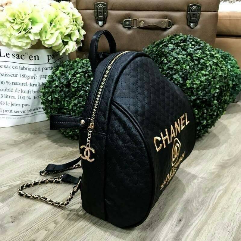 Chanel Backpack VIP Gift With Purchase (GWP) กระเป๋าสะพายเป้ Limited Edition พรีเมี่ยมกิ้ฟจาก Chanel Perfume Counter ขนาดใหญ่กำลังดี น้ำหนักเบา วัสดุหนังลายตารางด้านหน้าปักโลโก้แบรนด์หรู เปิดปิดด้วยซิปสะดวกใช้ หัวซิปแบรนด์อะไหล่ทอง หูจับถนัดมือพร้อมสายสะพ